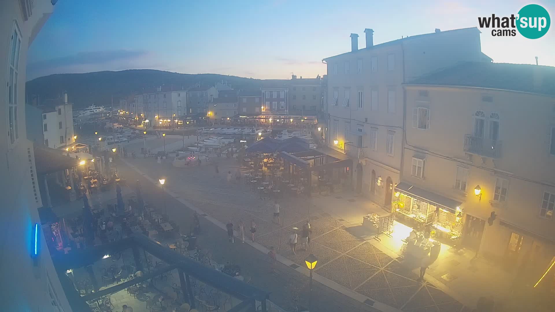 Web kamera Grad Cres – glavni trg i “mandrač” – otok Cres