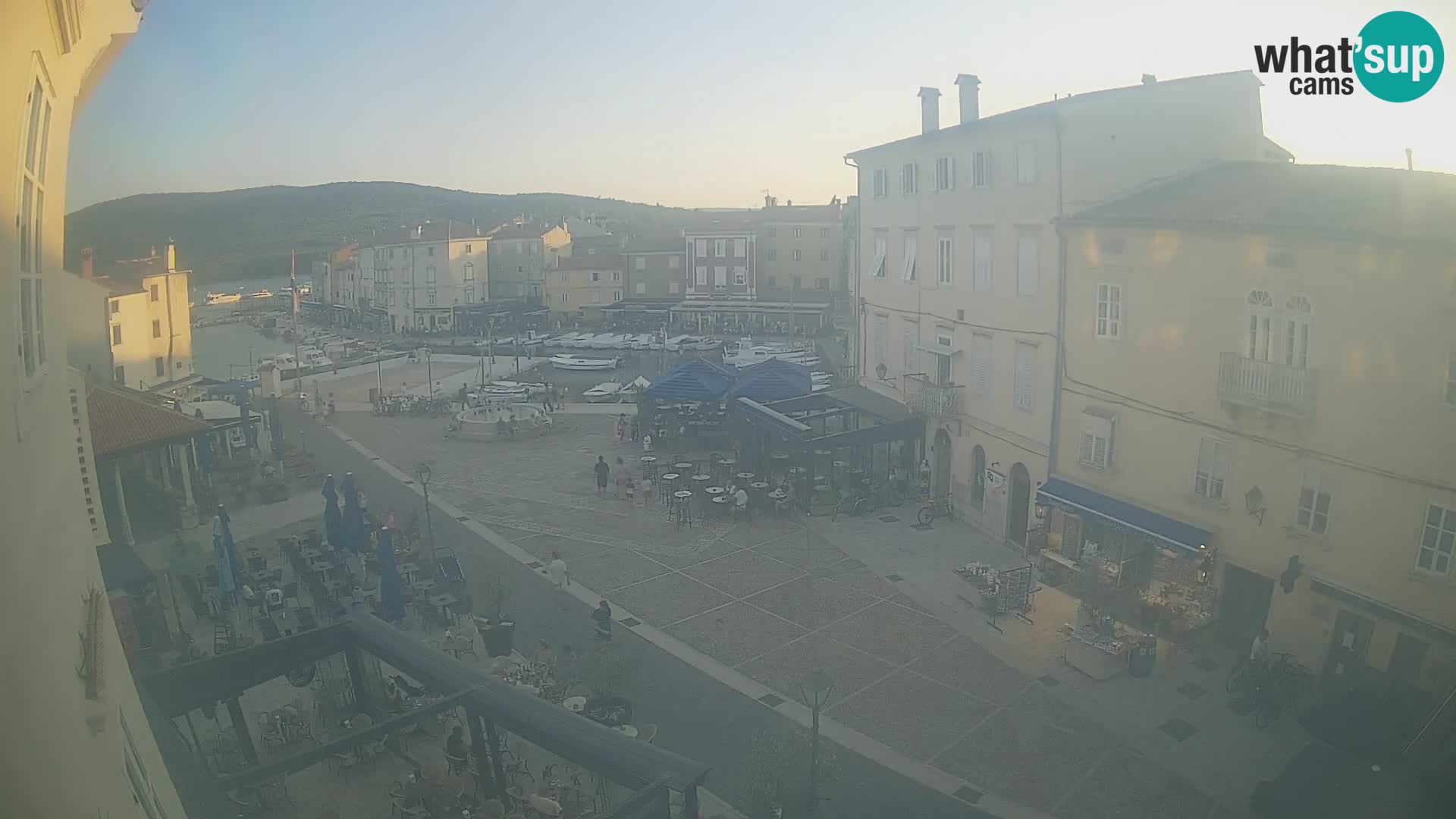 LIVE cam Cres city – place principale et “mandrač” – île de Cres – Croatie