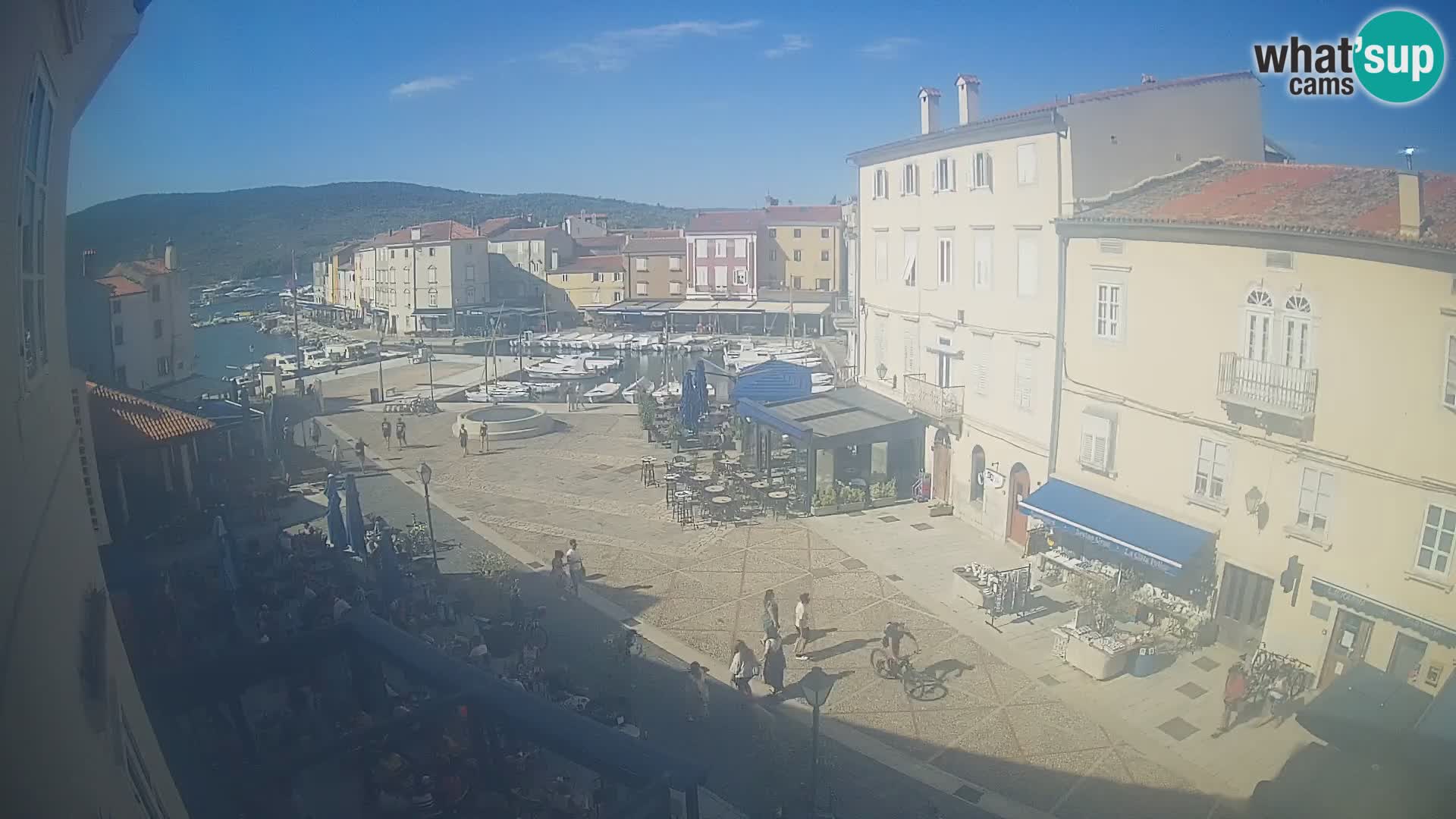 Web kamera Grad Cres – glavni trg i “mandrač” – otok Cres