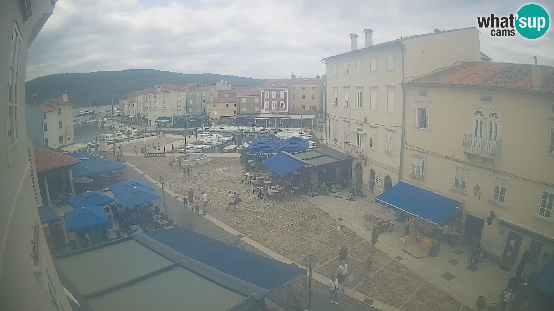 Web kamera Grad Cres – glavni trg i “mandrač” – otok Cres