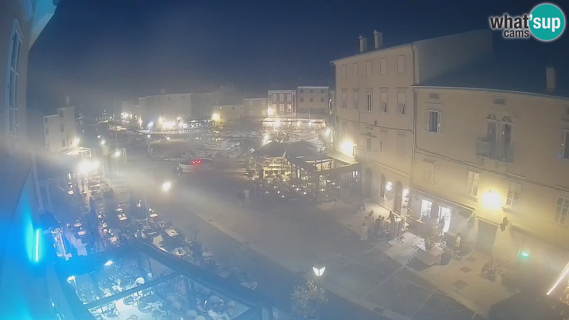 Web kamera Grad Cres – glavni trg i “mandrač” – otok Cres