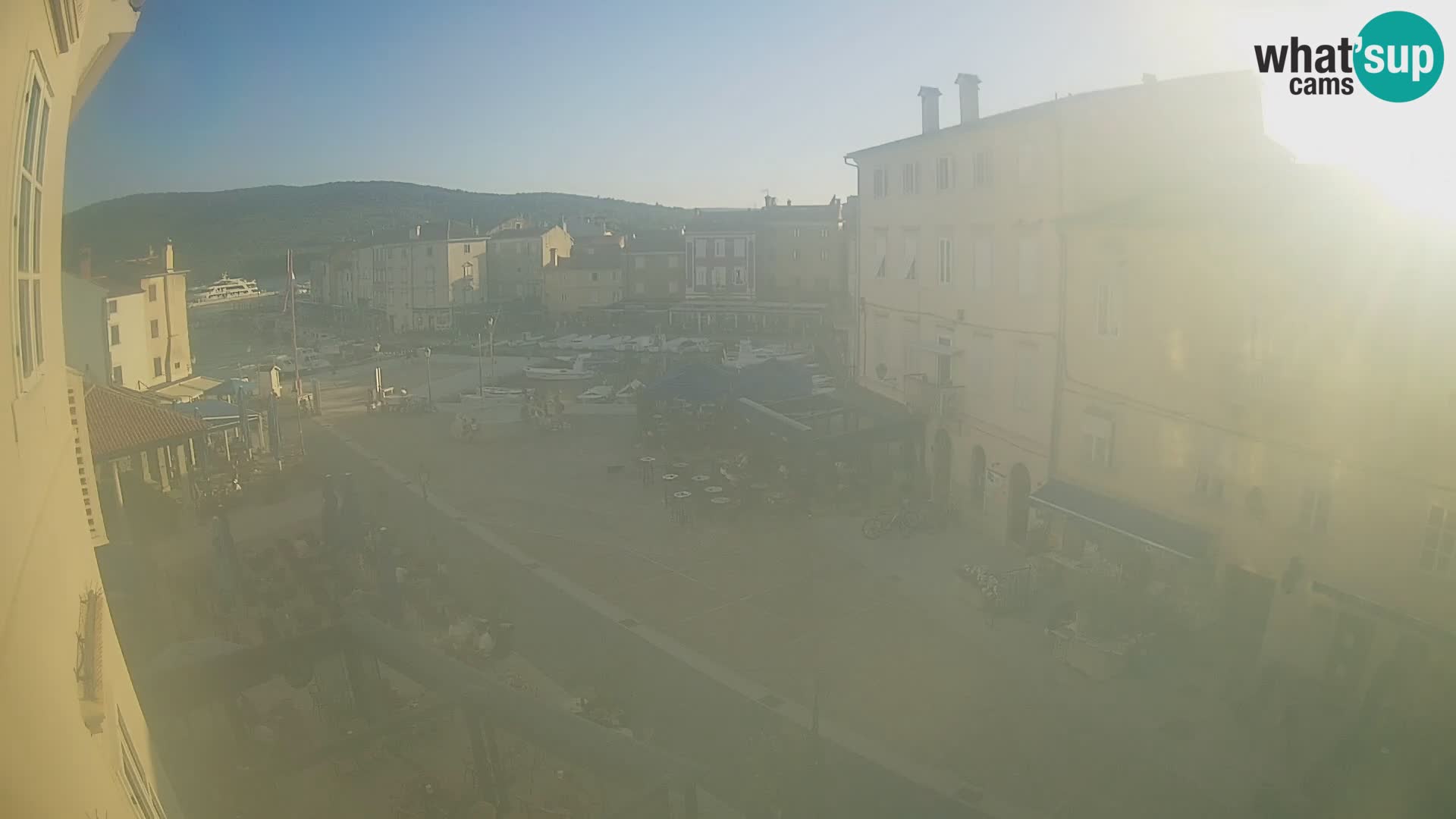 Web kamera Grad Cres – glavni trg i “mandrač” – otok Cres
