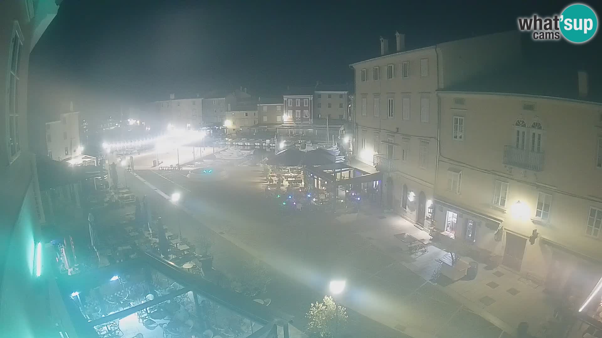 Web kamera Grad Cres – glavni trg i “mandrač” – otok Cres