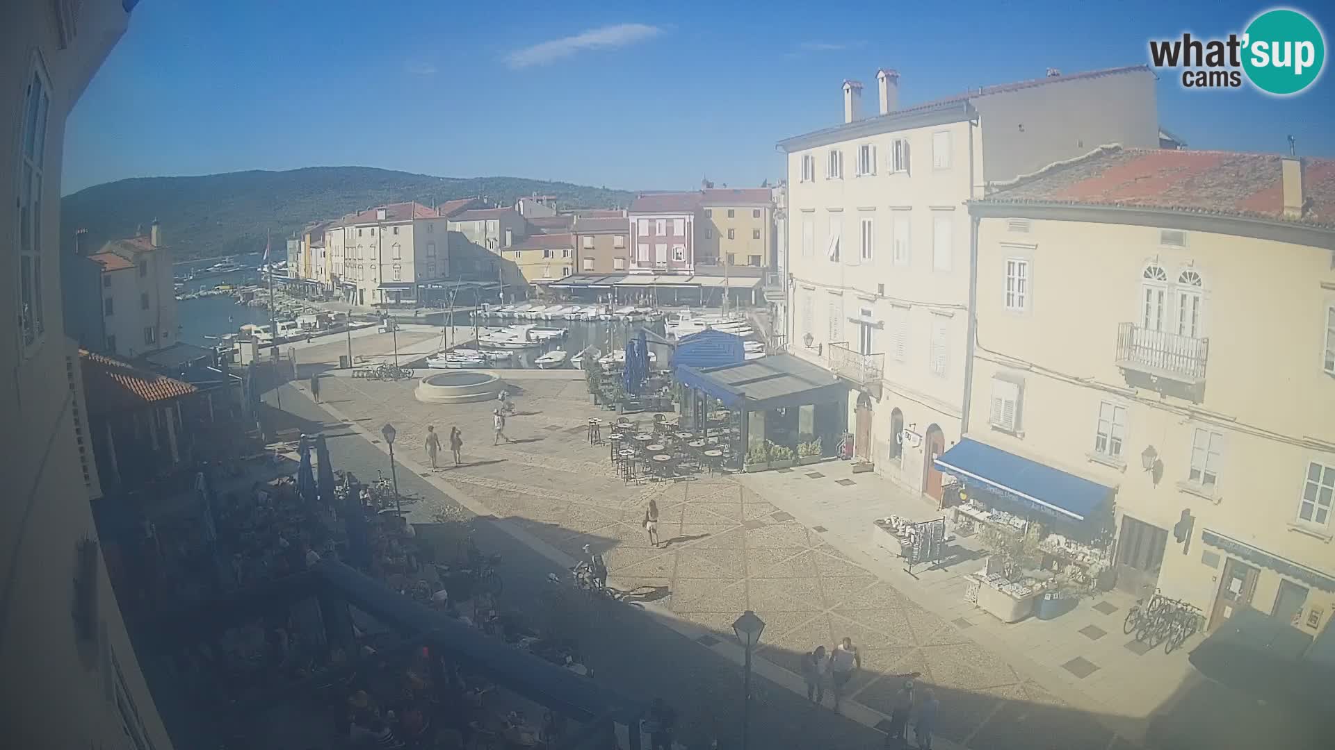 Web kamera Grad Cres – glavni trg i “mandrač” – otok Cres