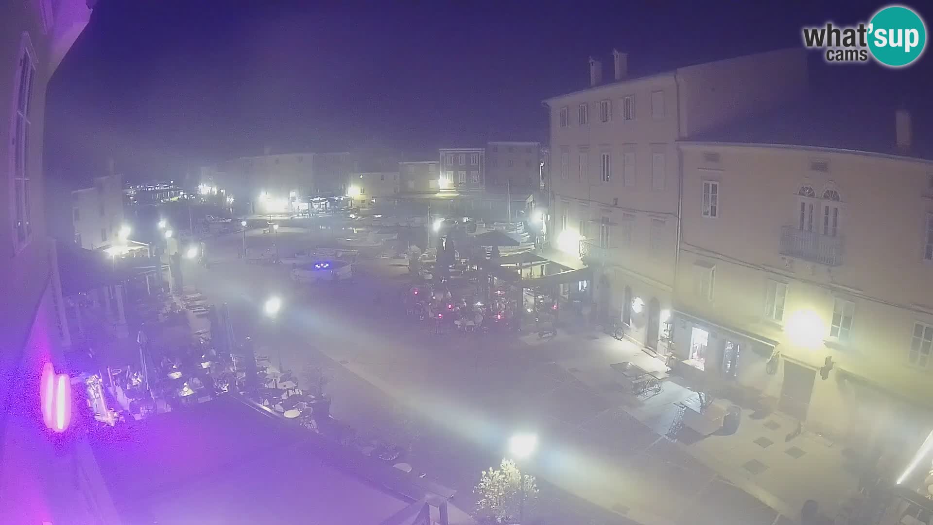 Web kamera Grad Cres – glavni trg i “mandrač” – otok Cres
