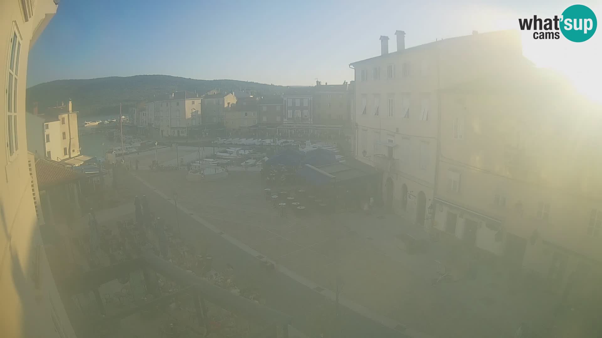 Web kamera Grad Cres – glavni trg i “mandrač” – otok Cres