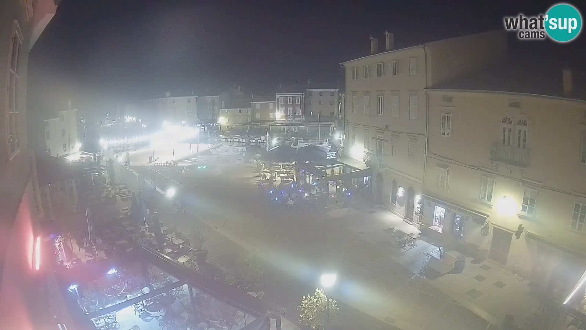 Web kamera Grad Cres – glavni trg i “mandrač” – otok Cres