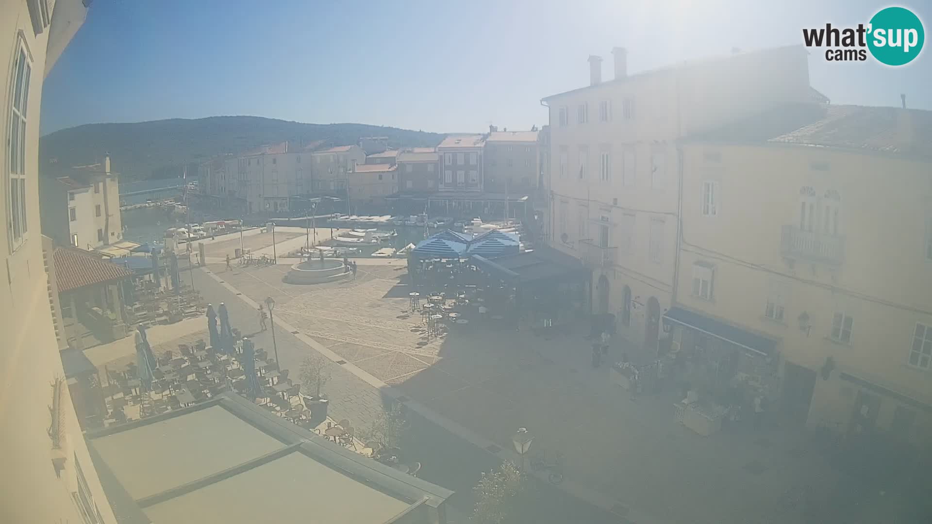 Cámara en vivo ciudad de Cres – plaza principal y “mandrač” – isla de Cres – Croacia
