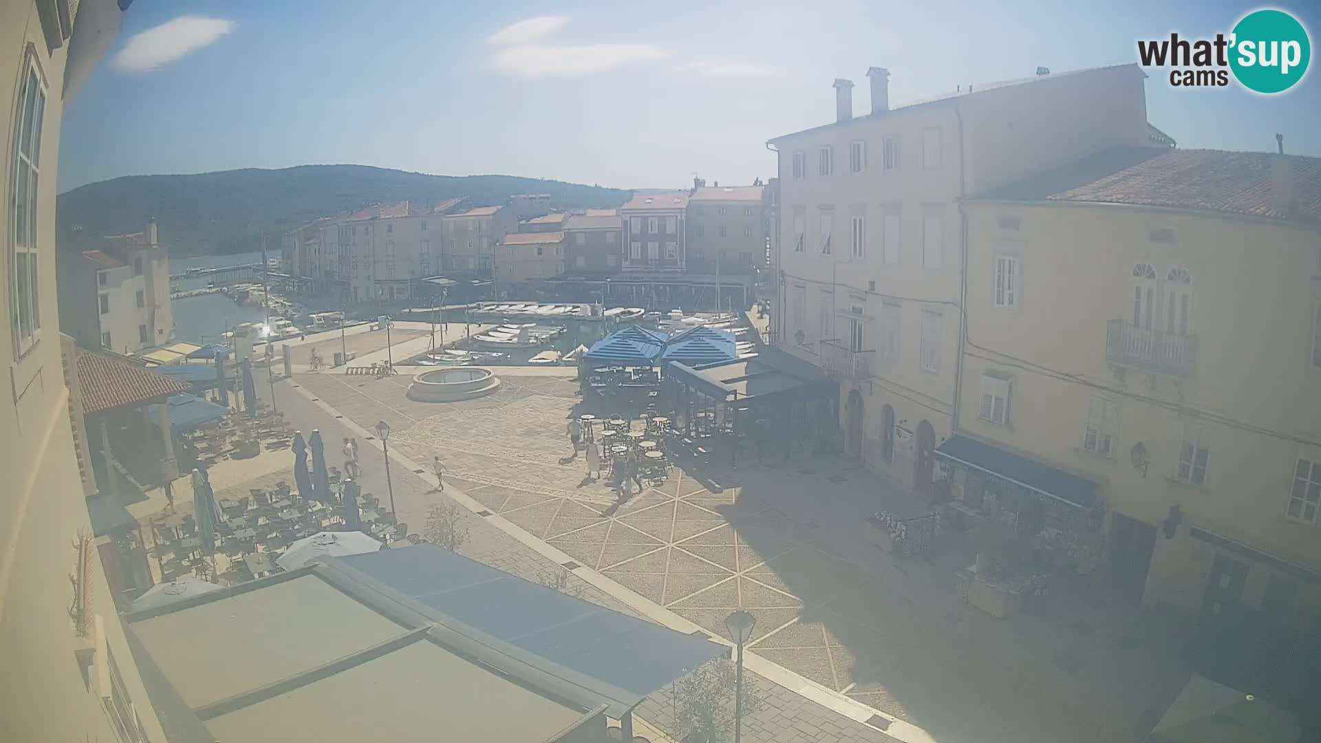 Web kamera Grad Cres – glavni trg i “mandrač” – otok Cres
