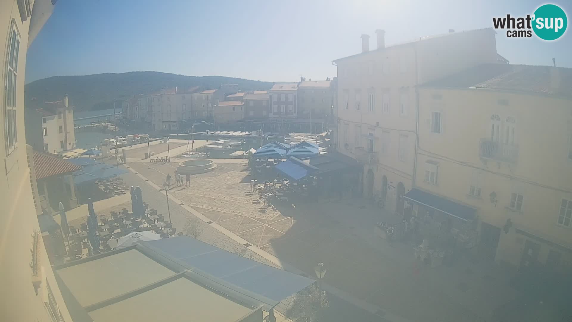 Cámara en vivo ciudad de Cres – plaza principal y “mandrač” – isla de Cres – Croacia