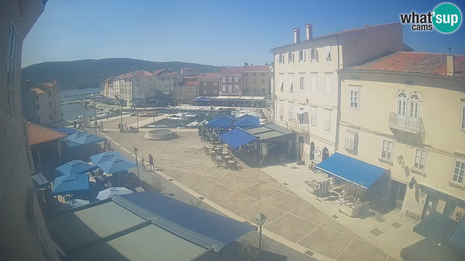 Web kamera Grad Cres – glavni trg i “mandrač” – otok Cres