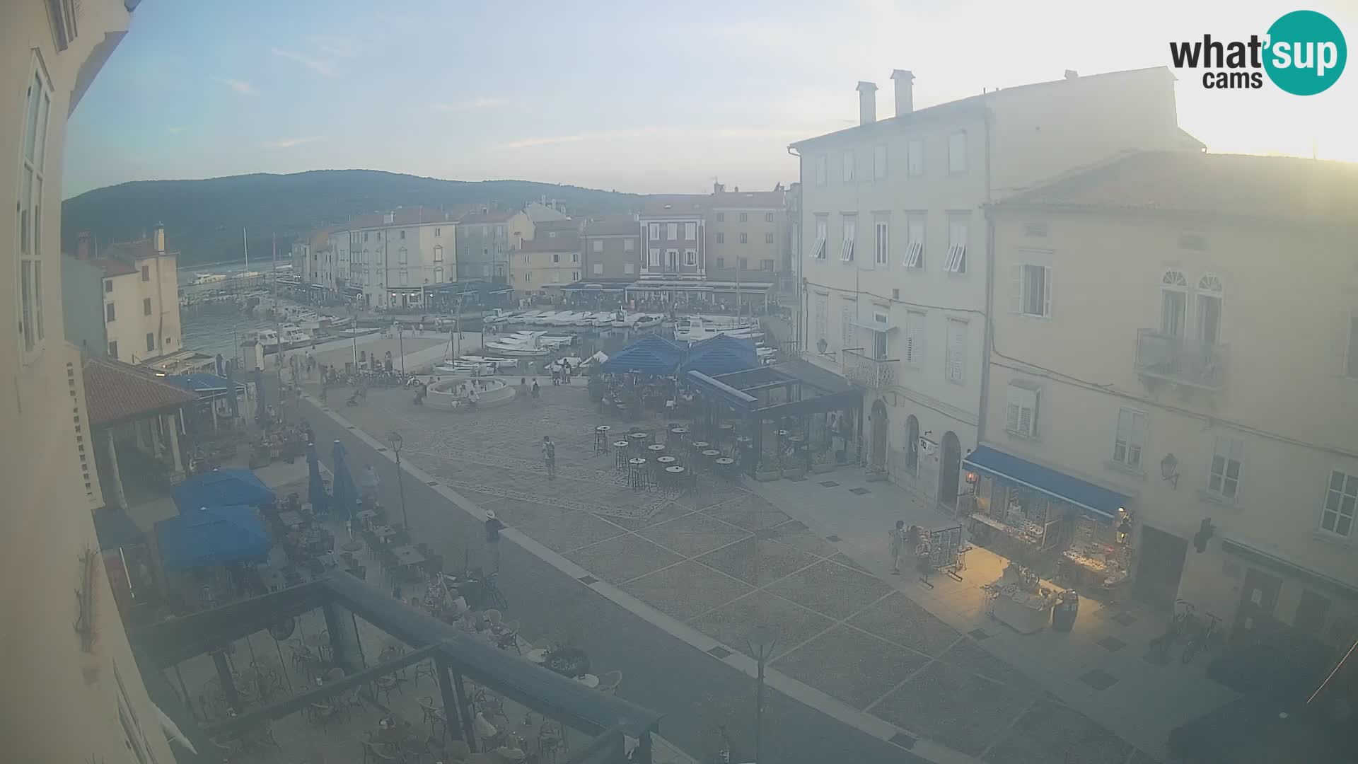 Web kamera Grad Cres – glavni trg i “mandrač” – otok Cres