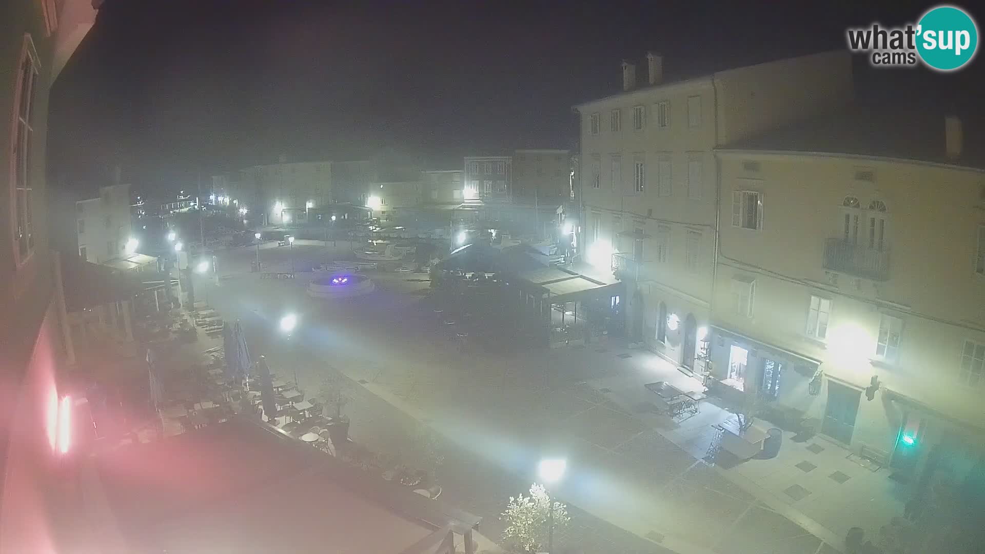 Web kamera Grad Cres – glavni trg i “mandrač” – otok Cres
