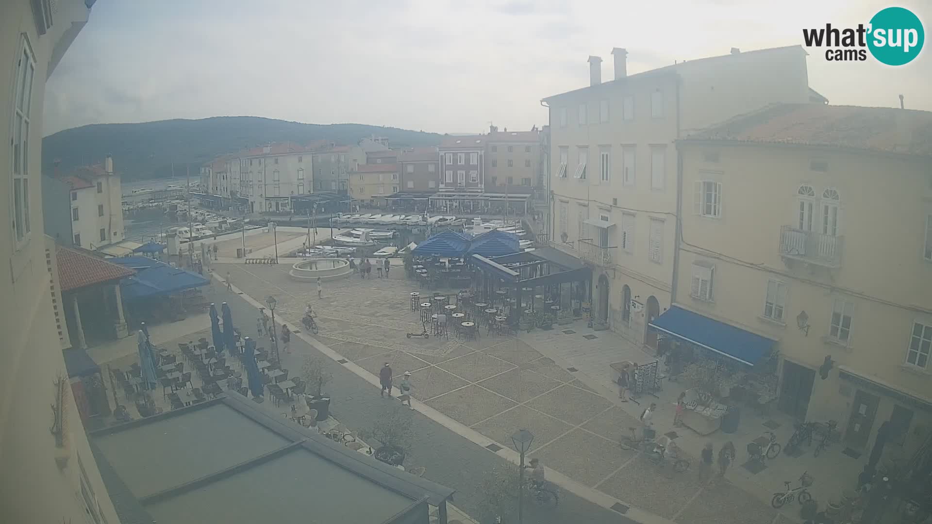 Web kamera Grad Cres – glavni trg i “mandrač” – otok Cres