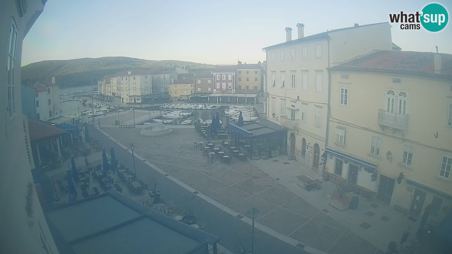 Web kamera Grad Cres – glavni trg i “mandrač” – otok Cres