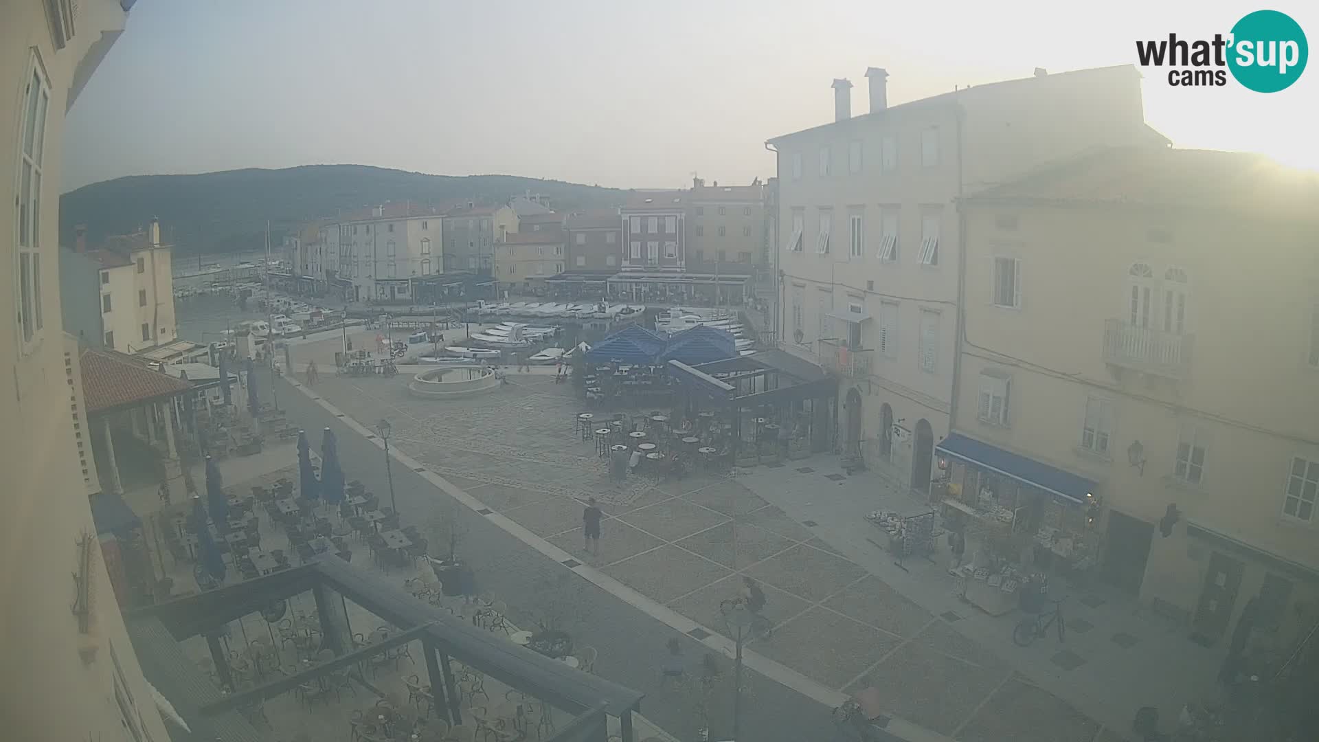 Web kamera Grad Cres – glavni trg i “mandrač” – otok Cres