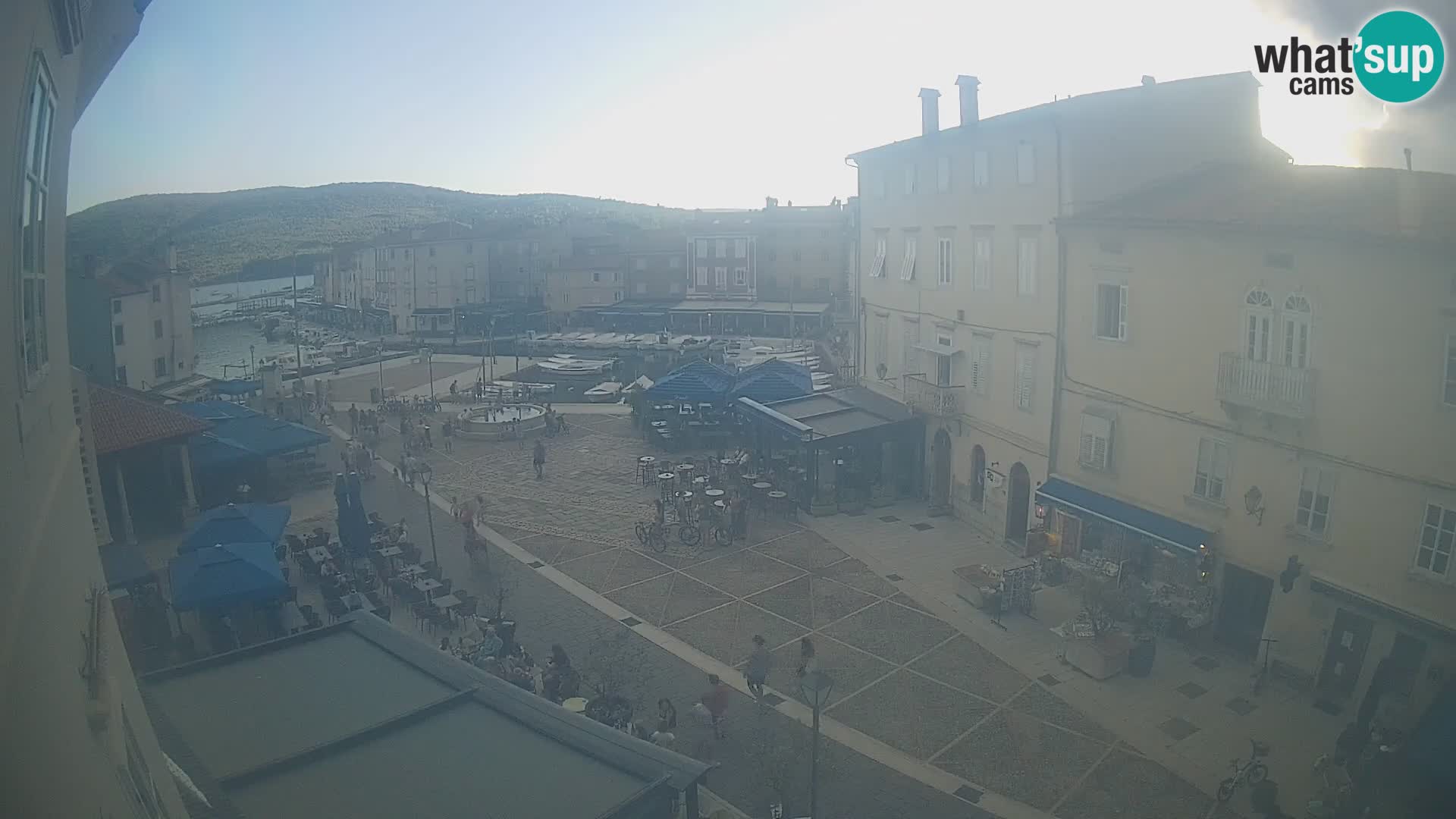 Web kamera Grad Cres – glavni trg i “mandrač” – otok Cres