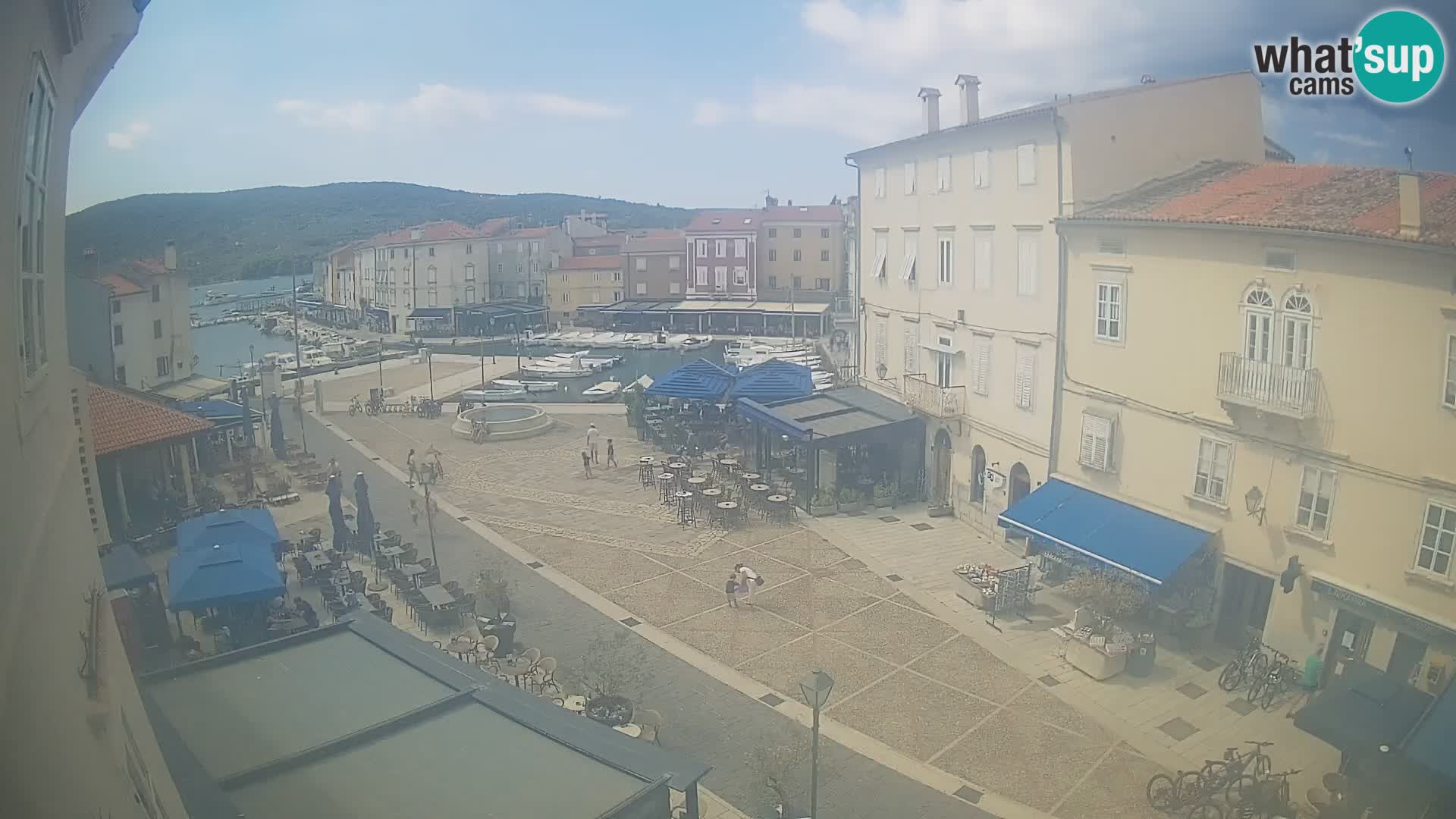 Web kamera Grad Cres – glavni trg i “mandrač” – otok Cres