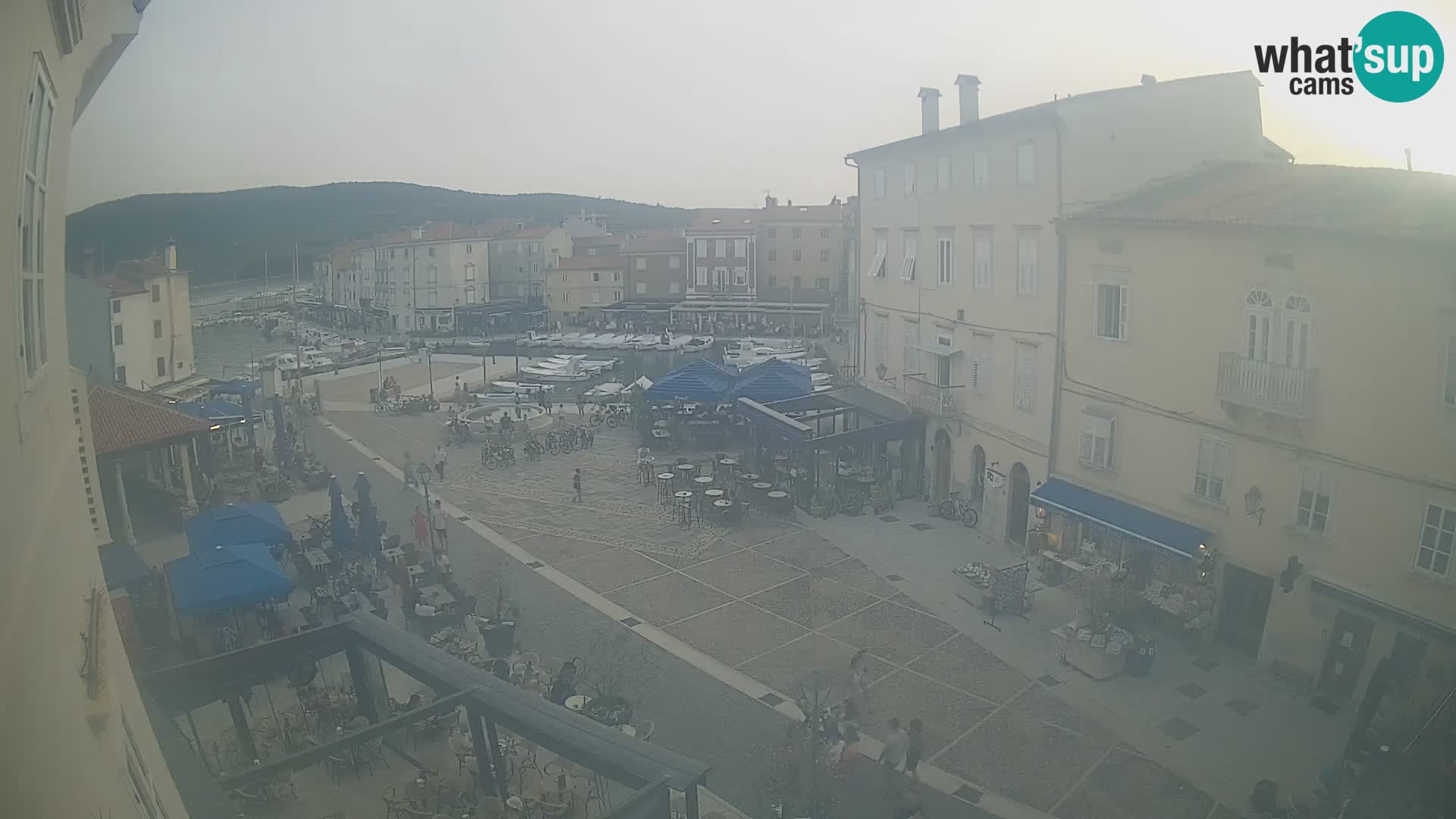LIVE cam Cres city – place principale et “mandrač” – île de Cres – Croatie