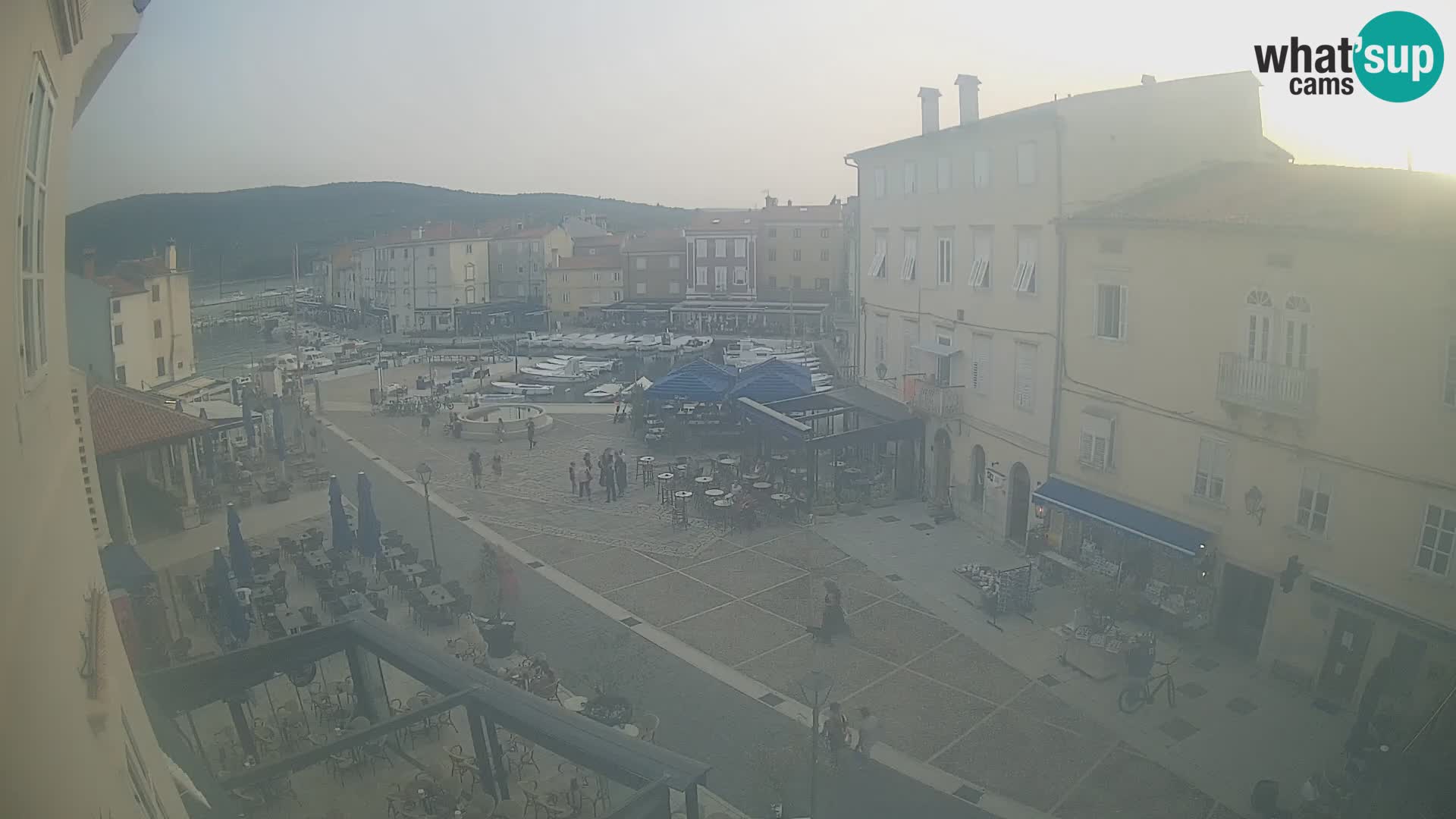 Cámara en vivo ciudad de Cres – plaza principal y “mandrač” – isla de Cres – Croacia