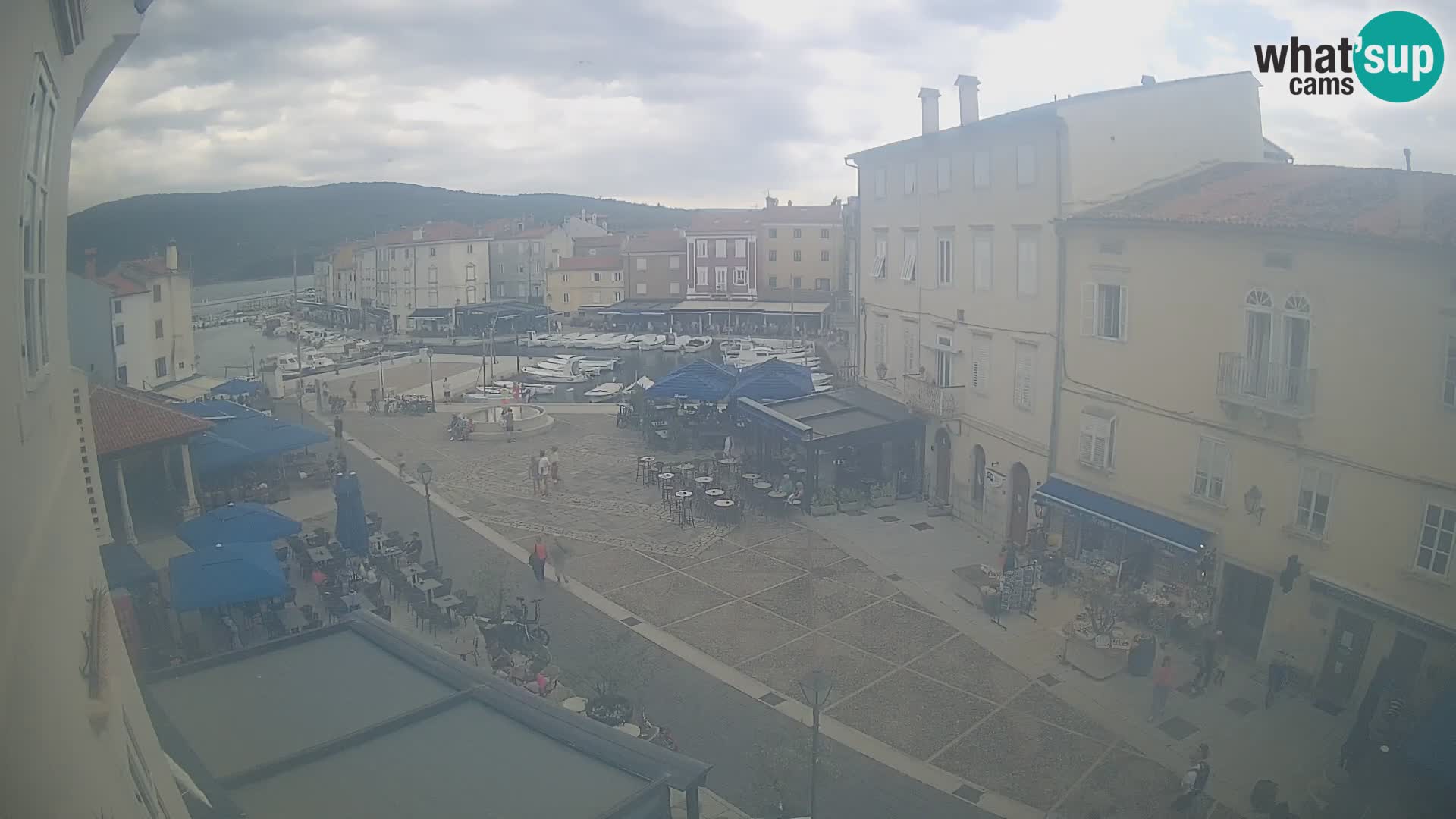 V ŽIVO spletna kamera Cres mesto – glavni trg in “mandrač” – otok Cres – Hrvaška