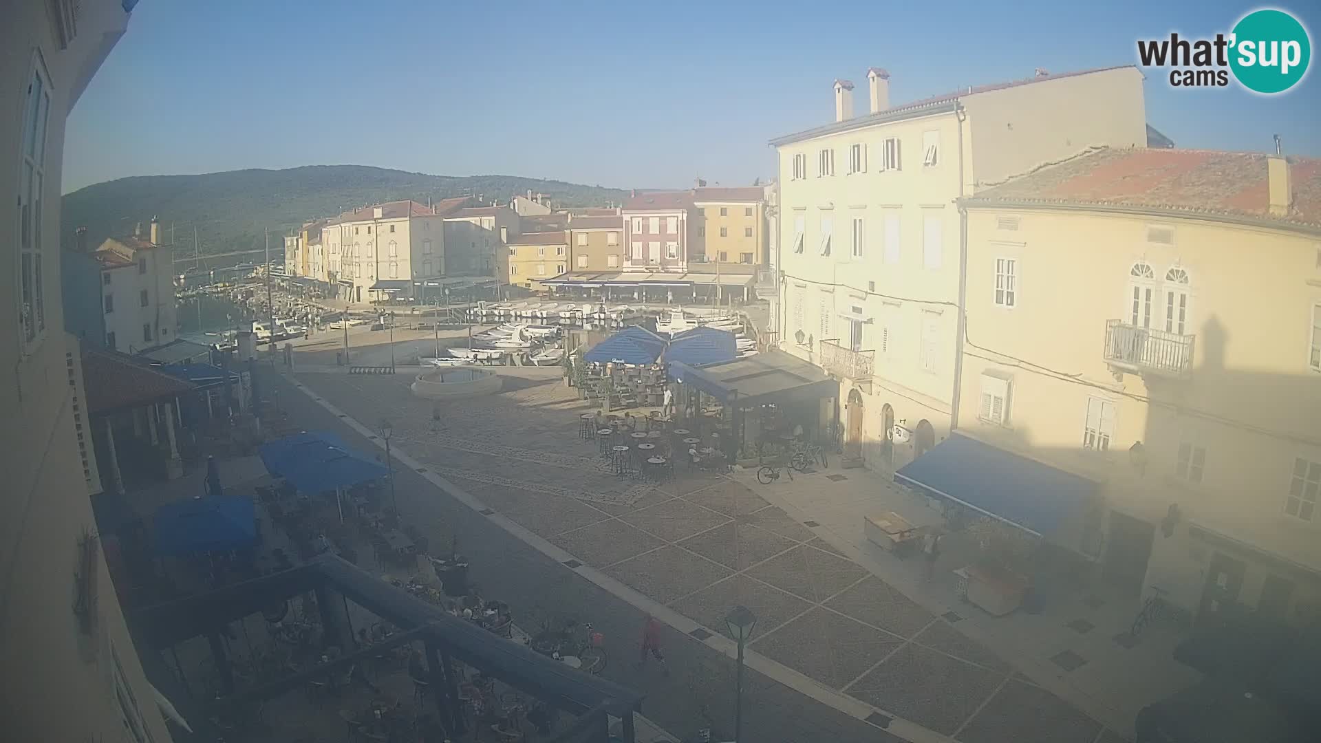 V ŽIVO spletna kamera Cres mesto – glavni trg in “mandrač” – otok Cres – Hrvaška