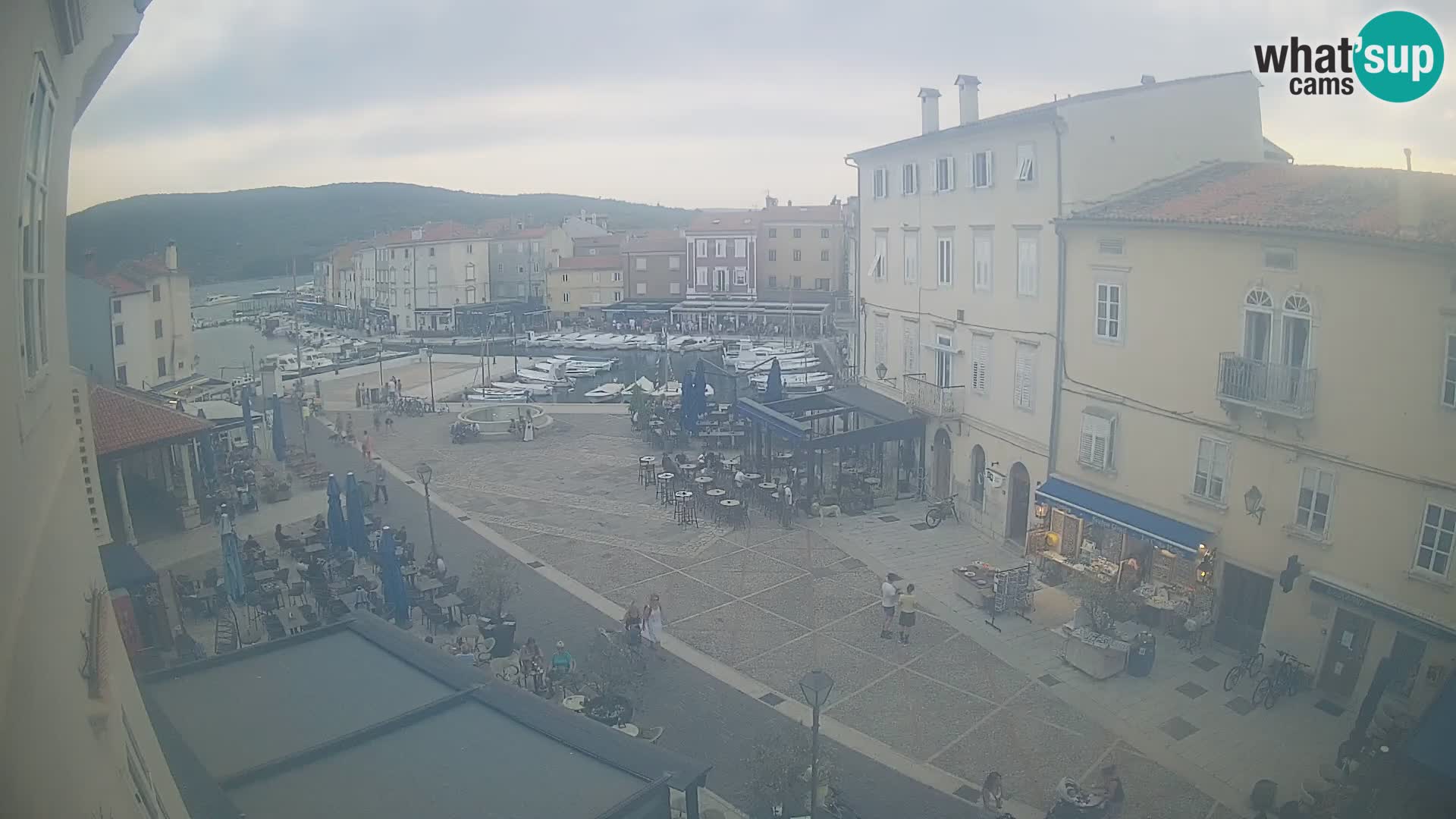 Web kamera Grad Cres – glavni trg i “mandrač” – otok Cres