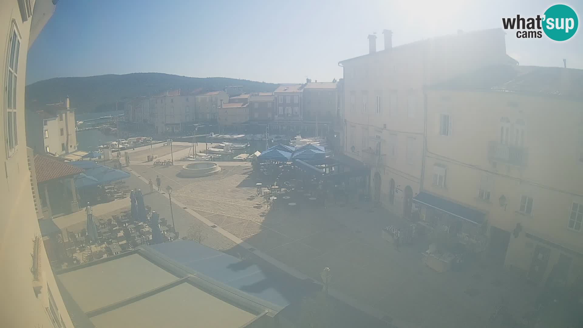 Kamera v ŽIVO Cres mesto – glavni trg in “mandrač” – otok Cres – Hrvaška
