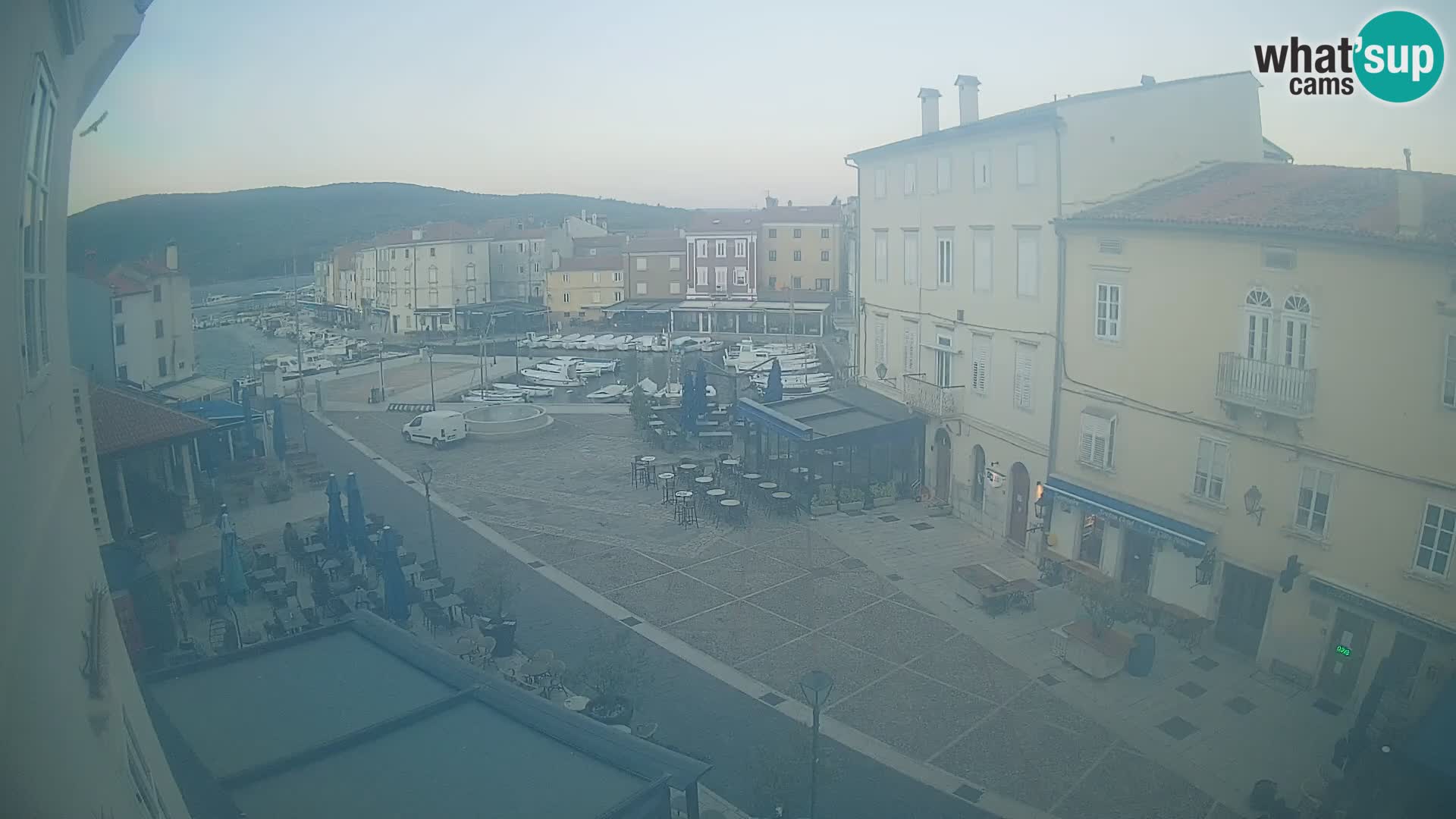V ŽIVO spletna kamera Cres mesto – glavni trg in “mandrač” – otok Cres – Hrvaška