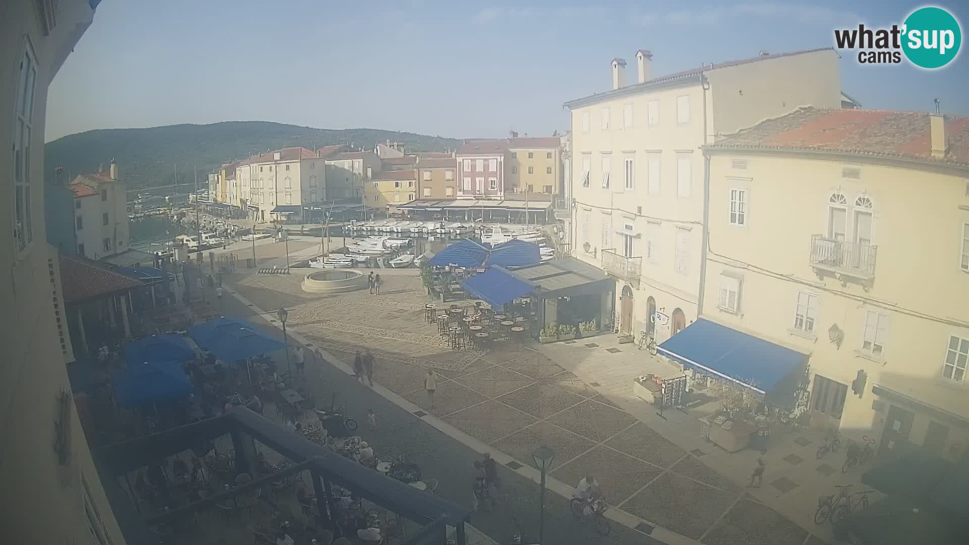 Web kamera Grad Cres – glavni trg i “mandrač” – otok Cres