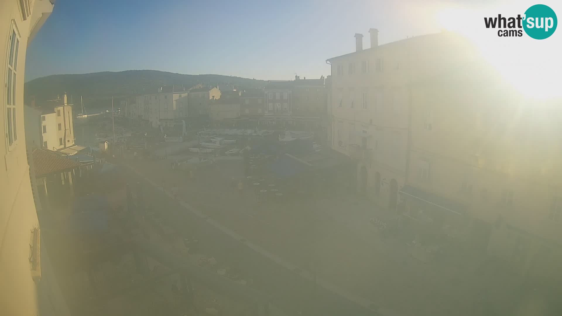 V ŽIVO spletna kamera Cres mesto – glavni trg in “mandrač” – otok Cres – Hrvaška