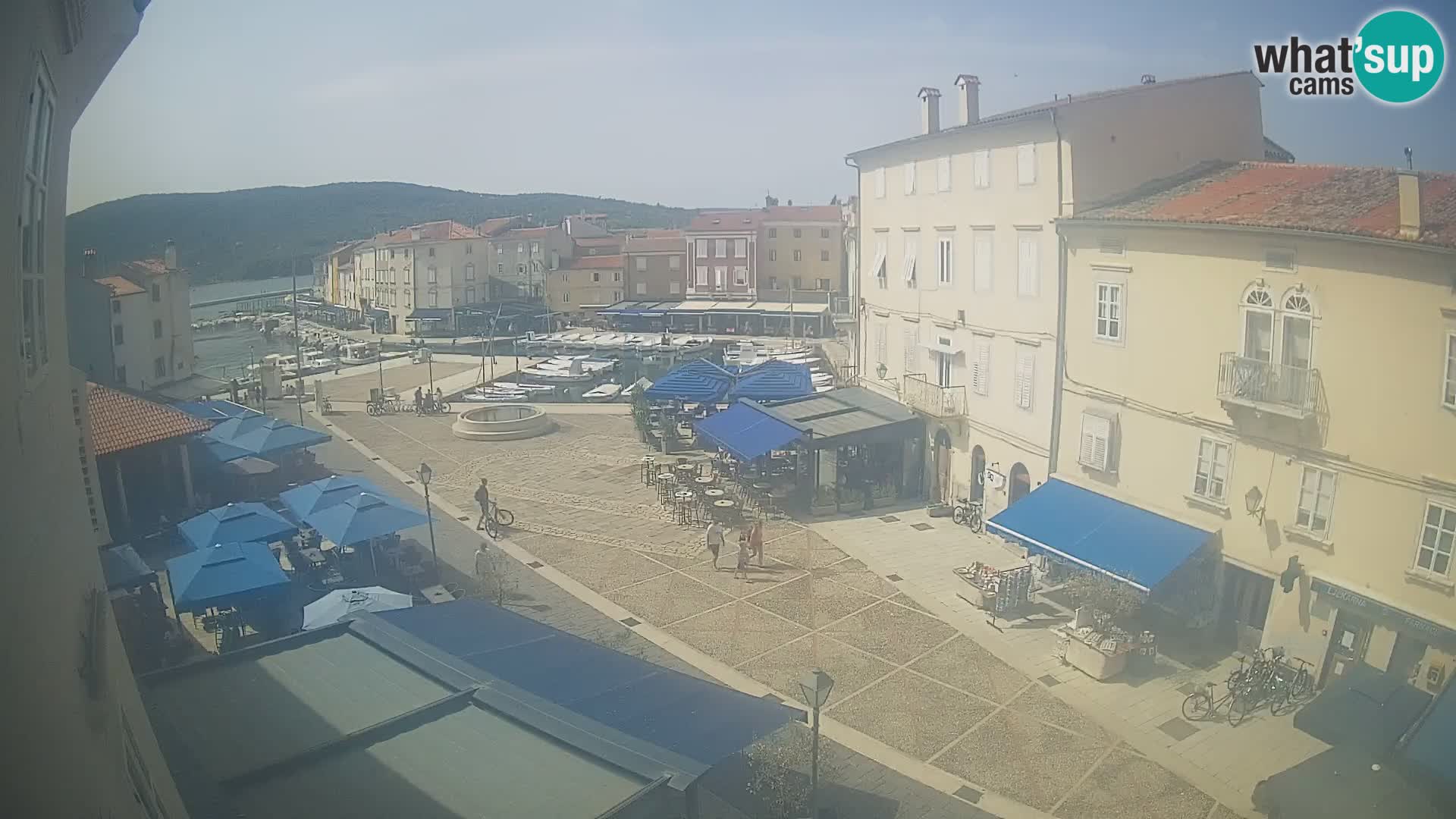 Web kamera Grad Cres – glavni trg i “mandrač” – otok Cres