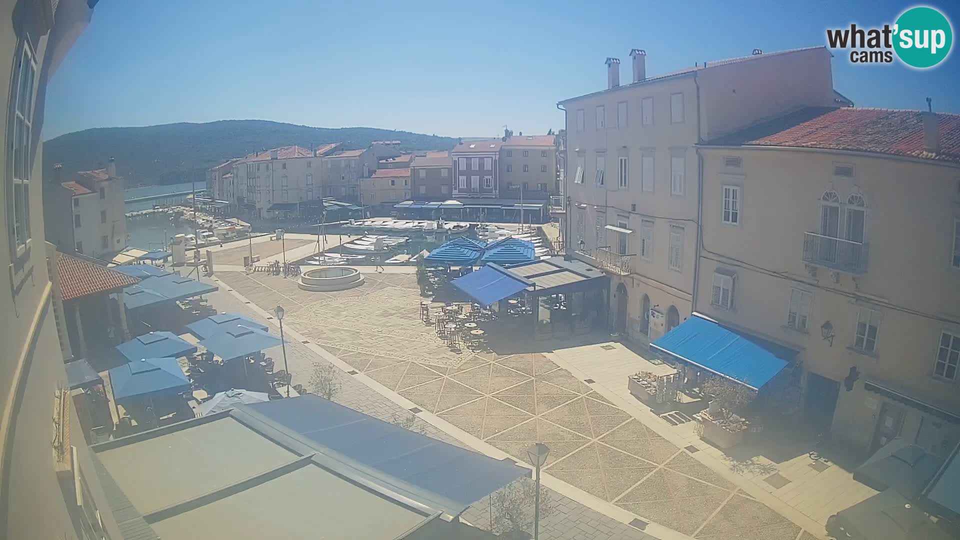 Web kamera Grad Cres – glavni trg i “mandrač” – otok Cres