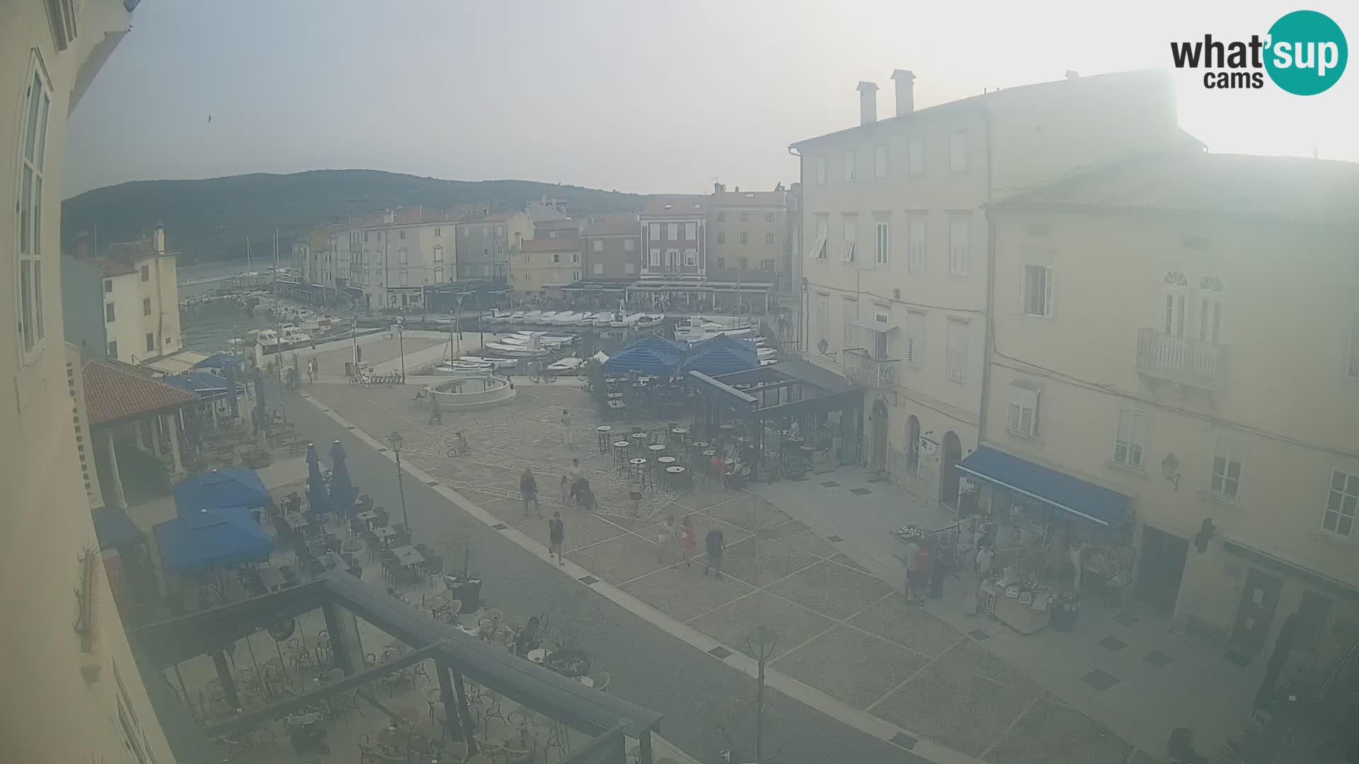 Web kamera Grad Cres – glavni trg i “mandrač” – otok Cres