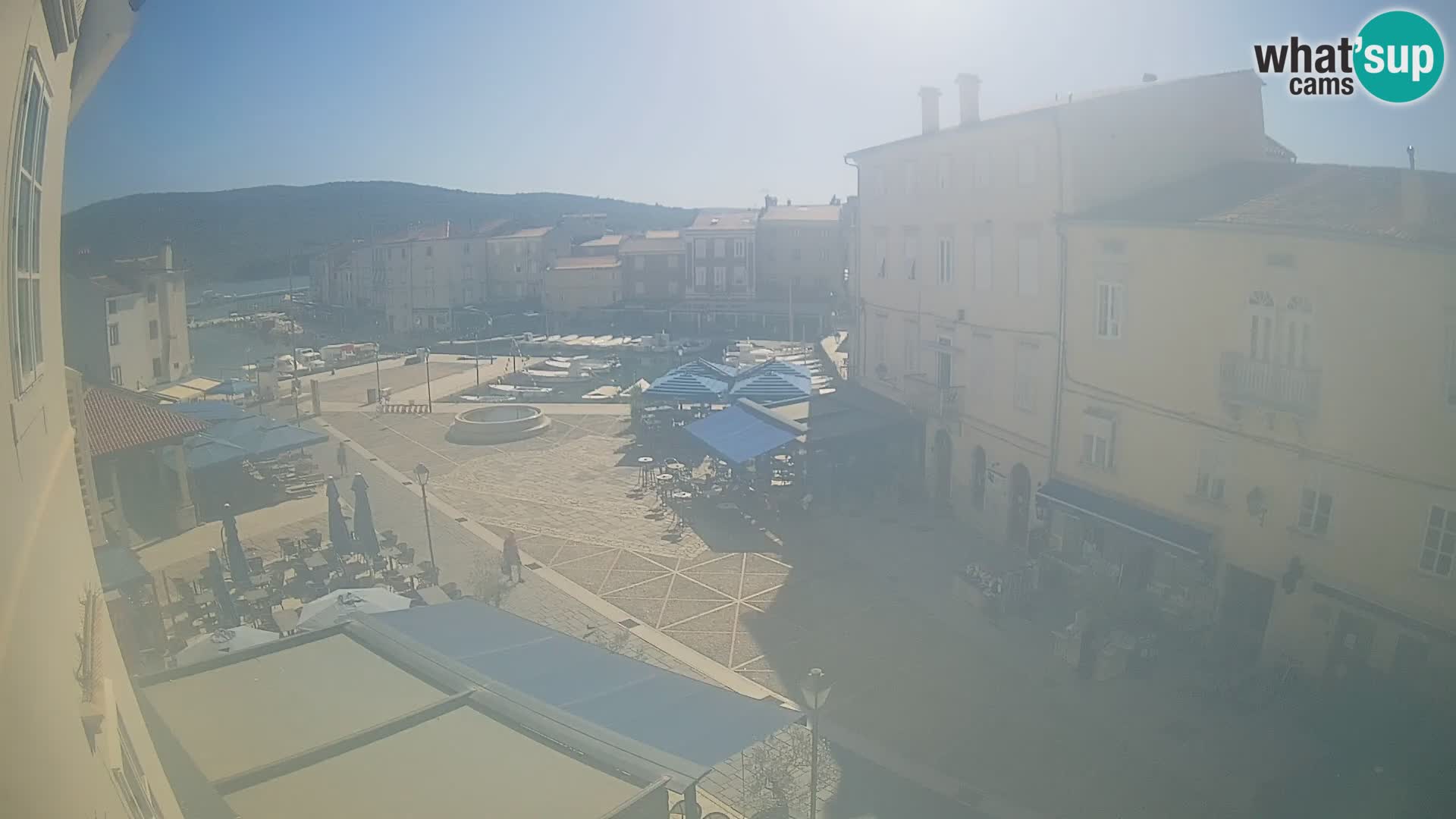 Cámara en vivo ciudad de Cres – plaza principal y “mandrač” – isla de Cres – Croacia