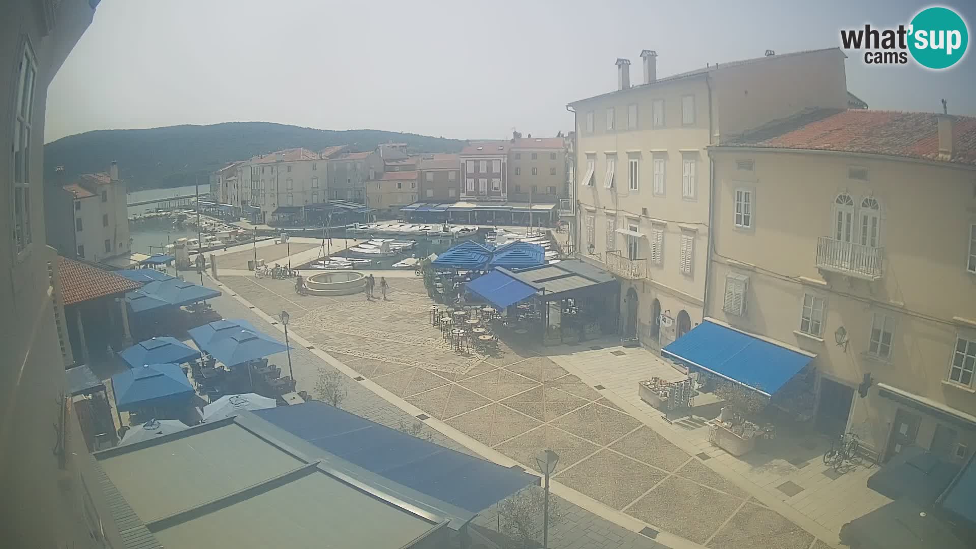 Web kamera Grad Cres – glavni trg i “mandrač” – otok Cres