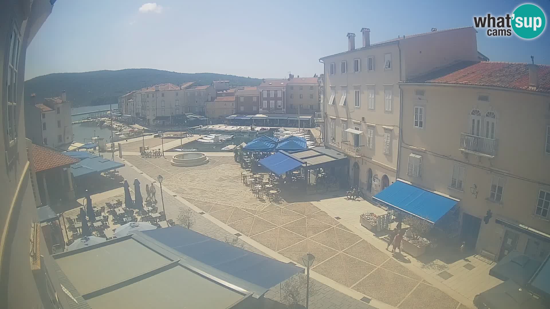 V ŽIVO spletna kamera Cres mesto – glavni trg in “mandrač” – otok Cres – Hrvaška