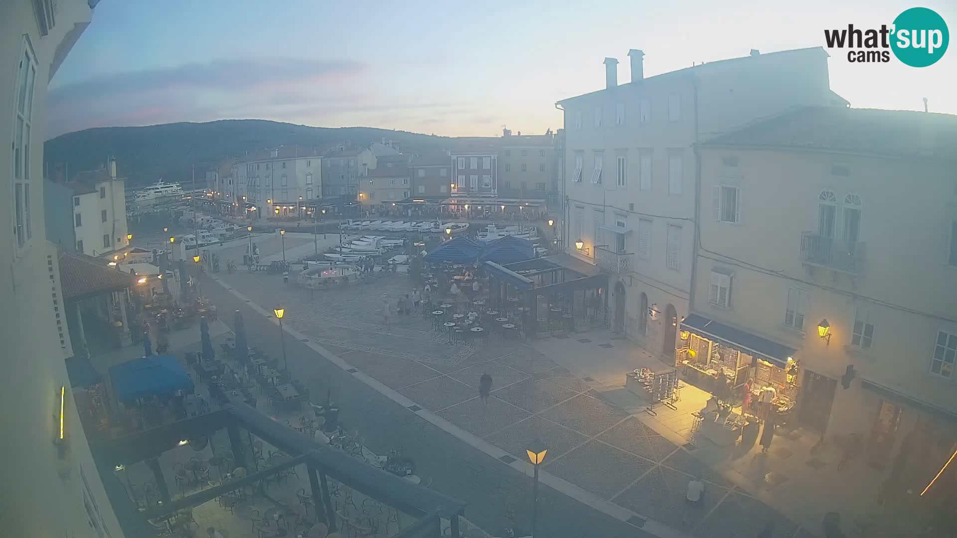 Web kamera Grad Cres – glavni trg i “mandrač” – otok Cres