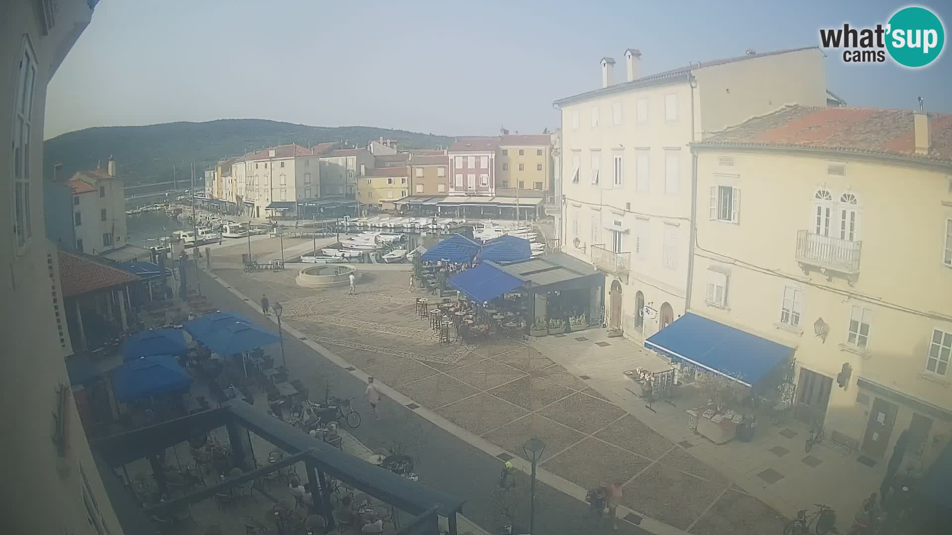 Web kamera Grad Cres – glavni trg i “mandrač” – otok Cres