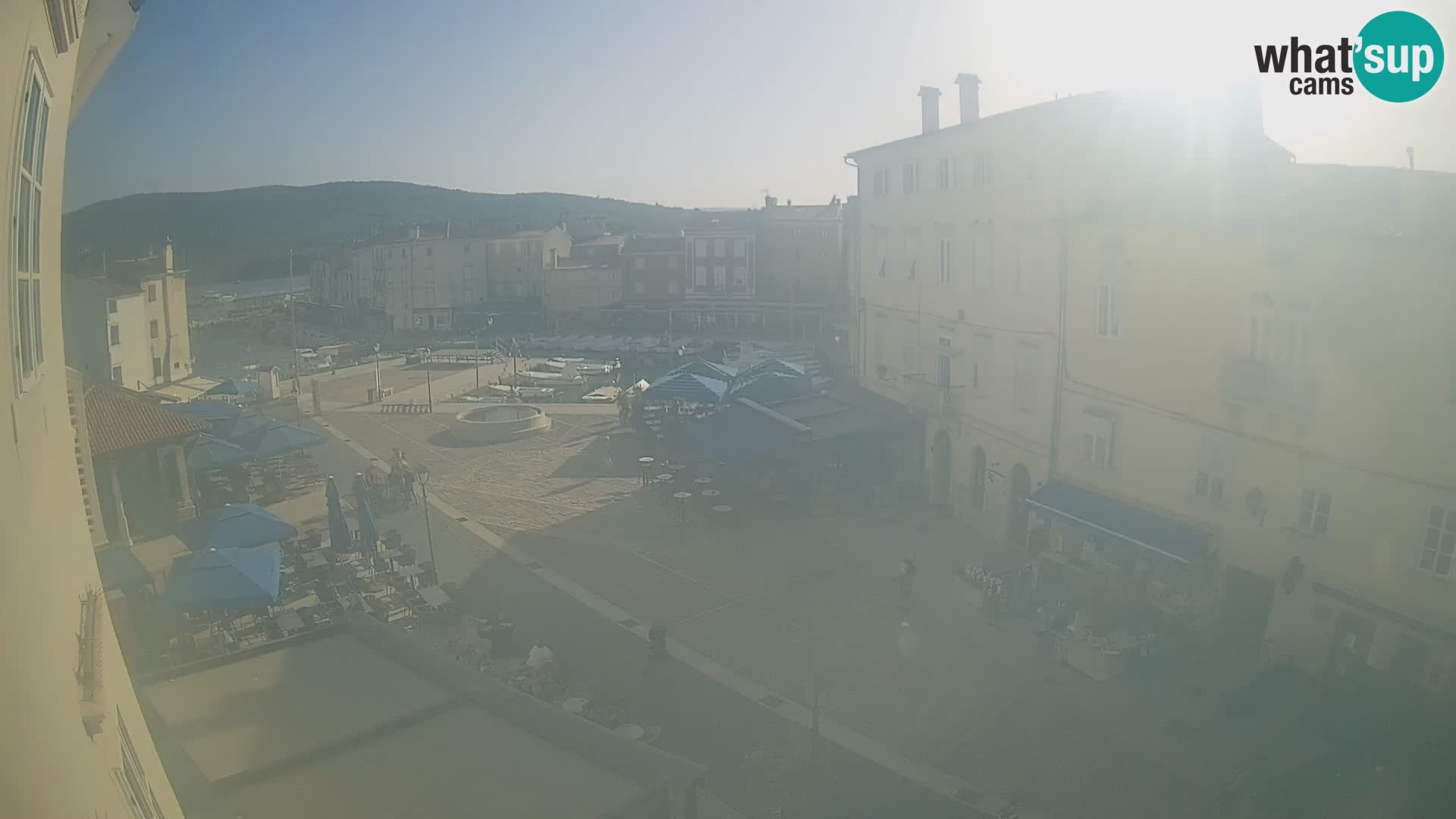 Web kamera Grad Cres – glavni trg i “mandrač” – otok Cres
