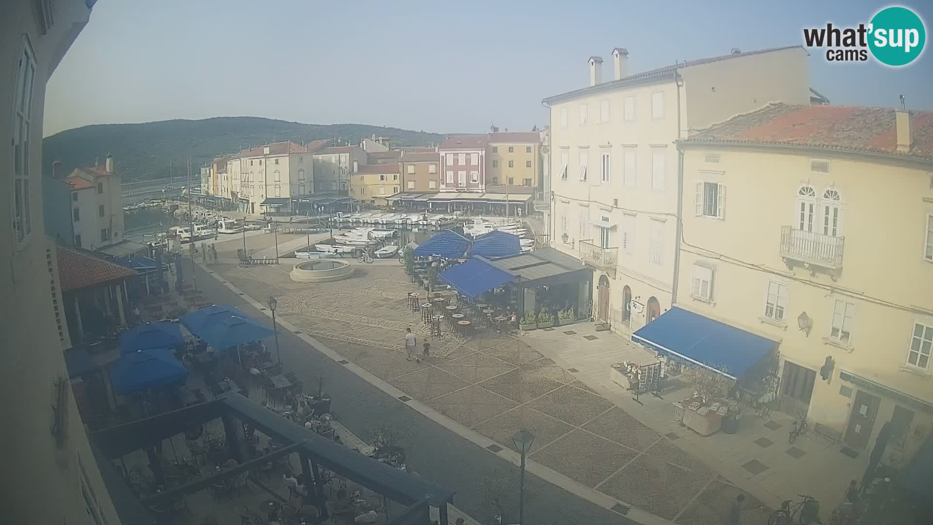 Web kamera Grad Cres – glavni trg i “mandrač” – otok Cres