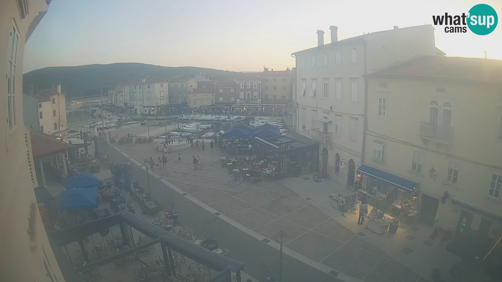 Web kamera Grad Cres – glavni trg i “mandrač” – otok Cres