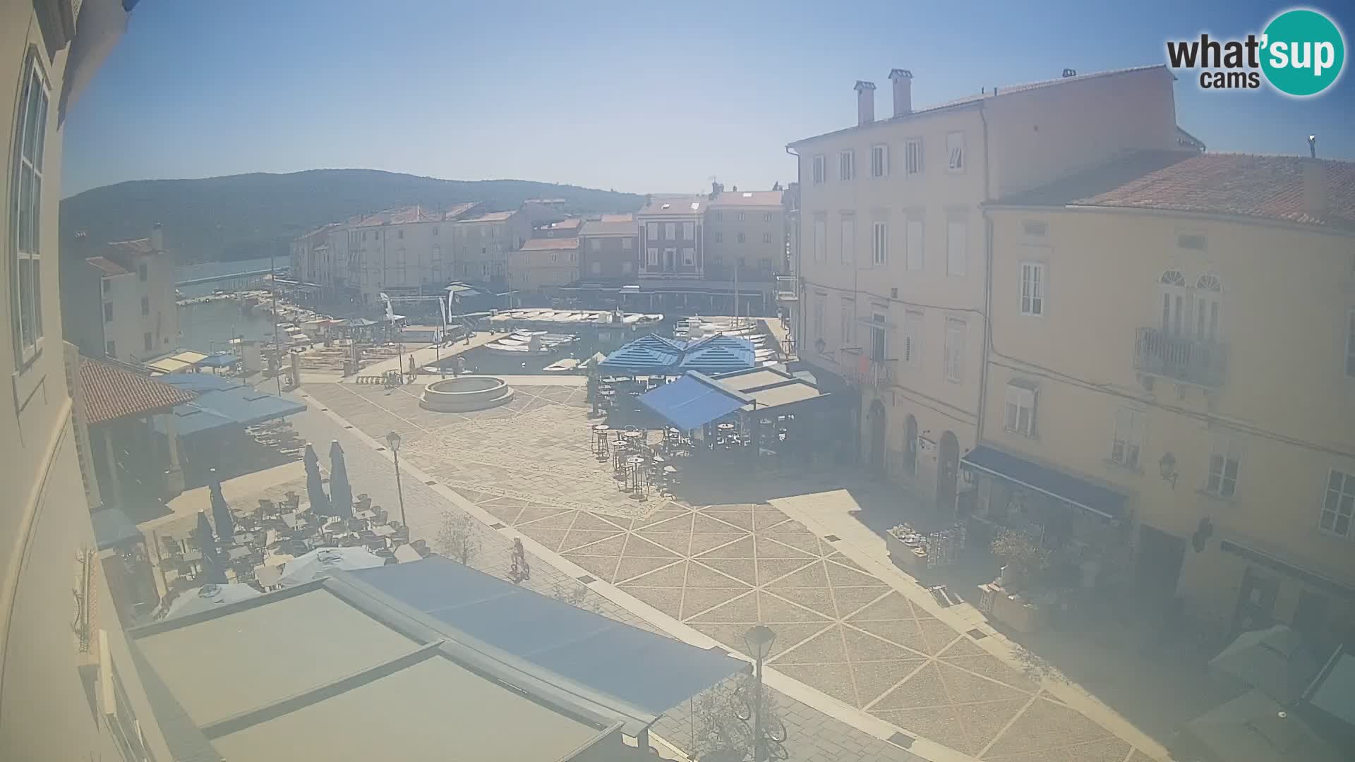 Web kamera Grad Cres – glavni trg i “mandrač” – otok Cres