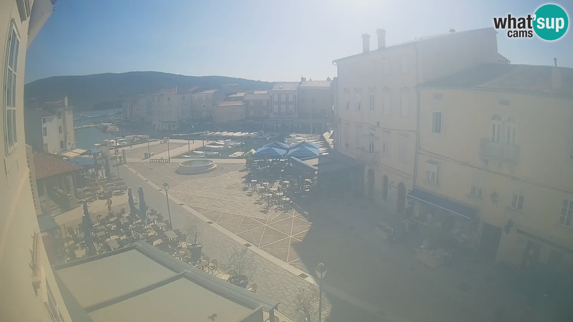 Web kamera Grad Cres – glavni trg i “mandrač” – otok Cres