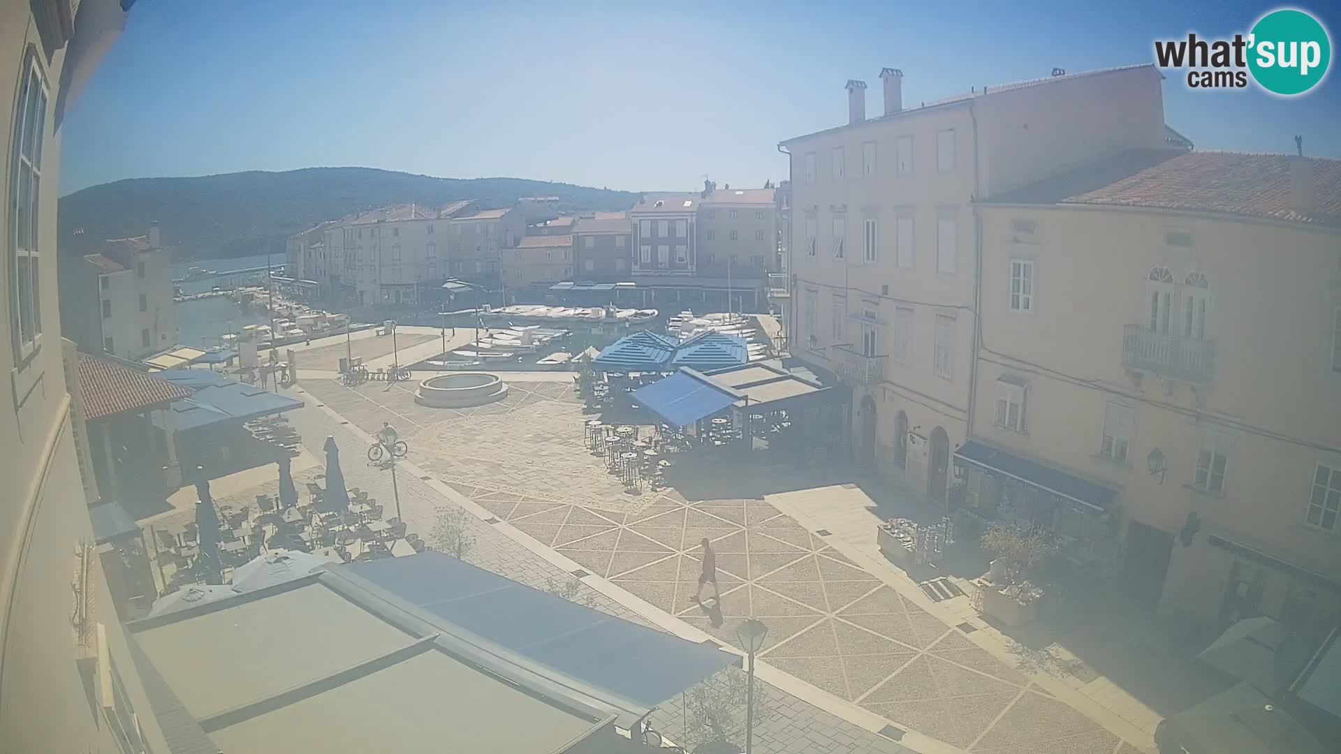 Web kamera Grad Cres – glavni trg i “mandrač” – otok Cres