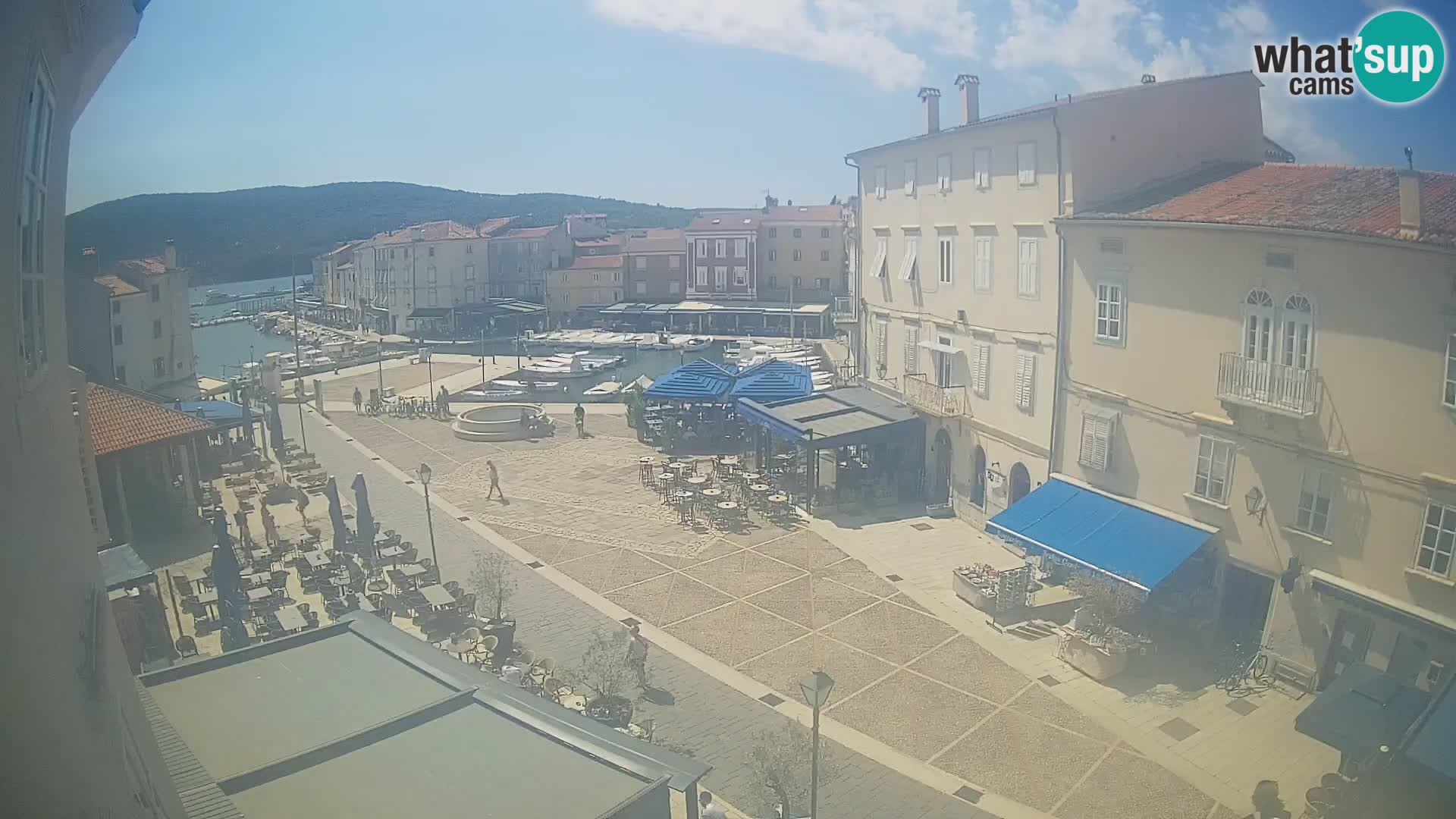 Web kamera Grad Cres – glavni trg i “mandrač” – otok Cres