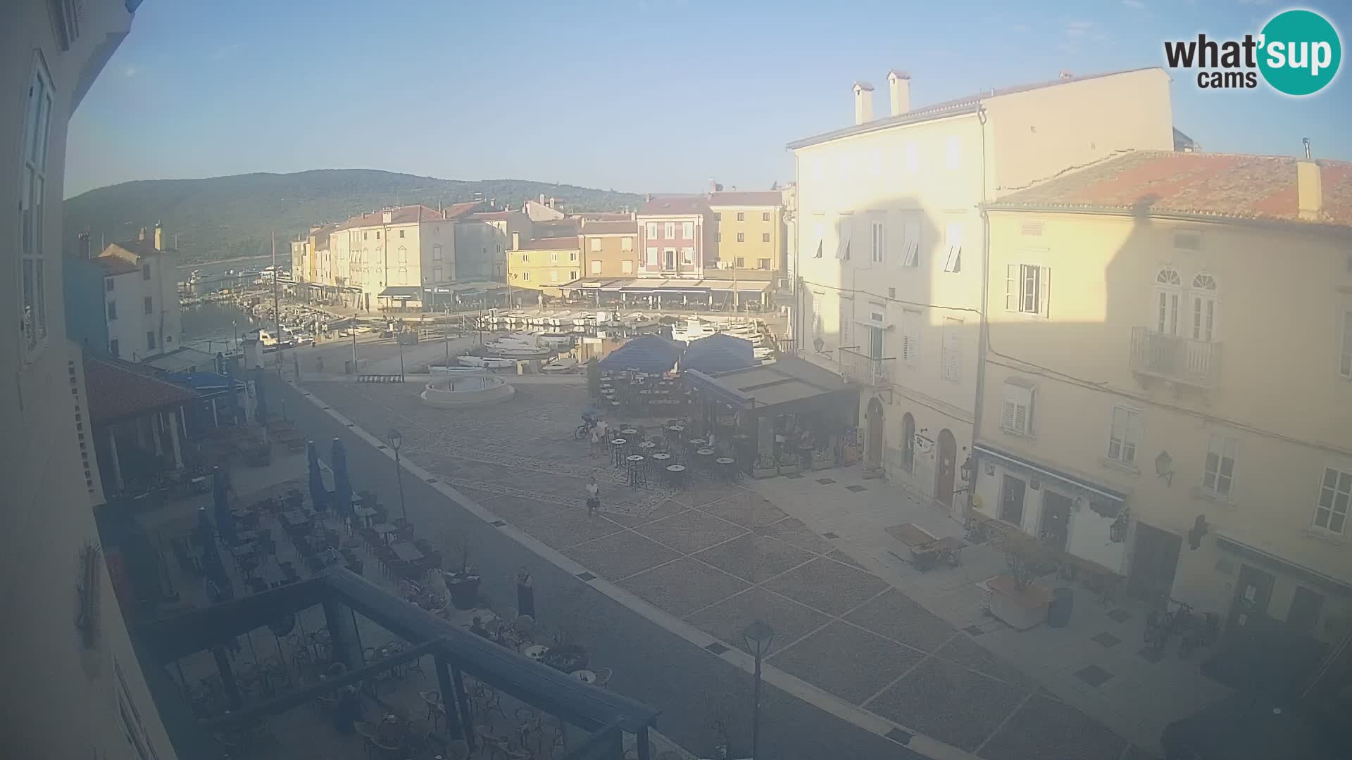 Web kamera Grad Cres – glavni trg i “mandrač” – otok Cres