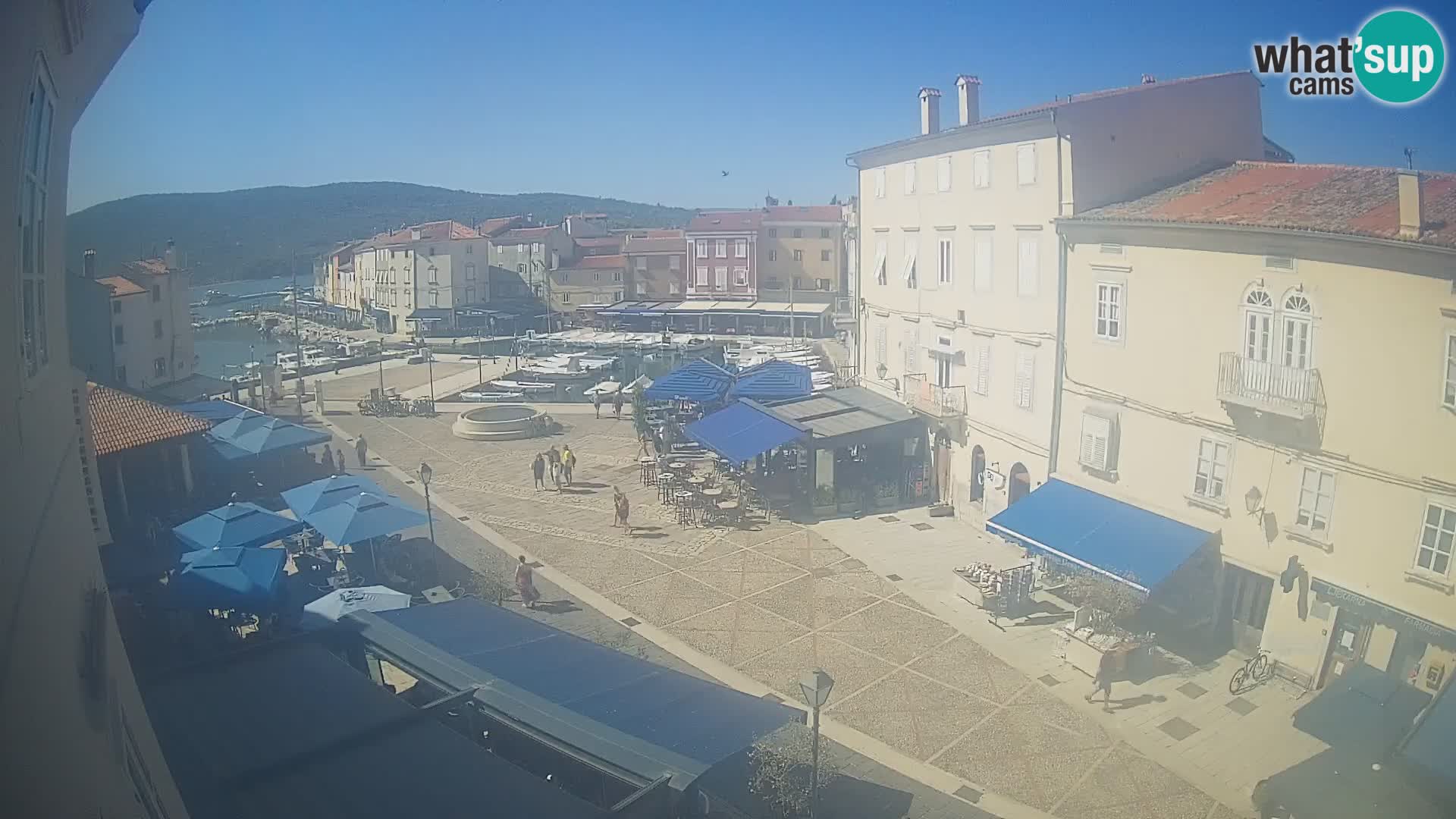 Web kamera Grad Cres – glavni trg i “mandrač” – otok Cres