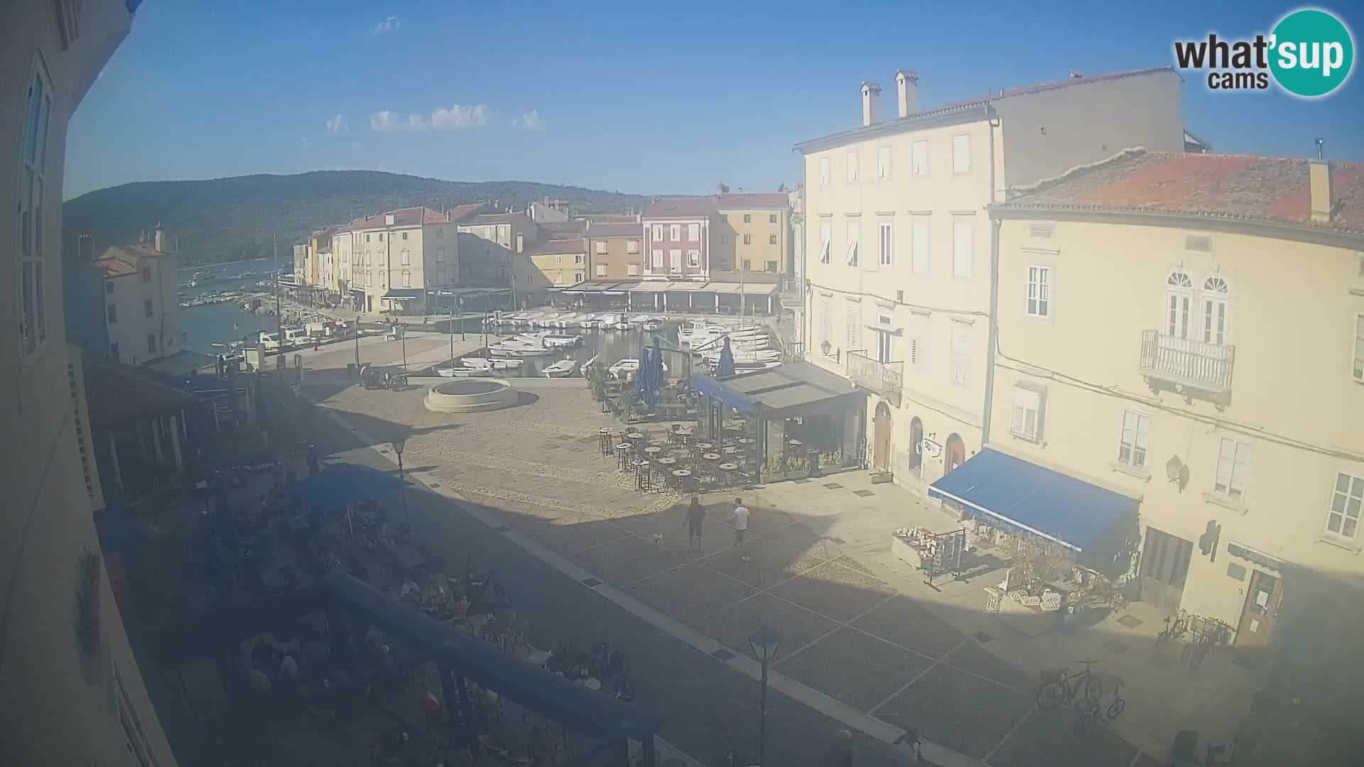 Web kamera Grad Cres – glavni trg i “mandrač” – otok Cres