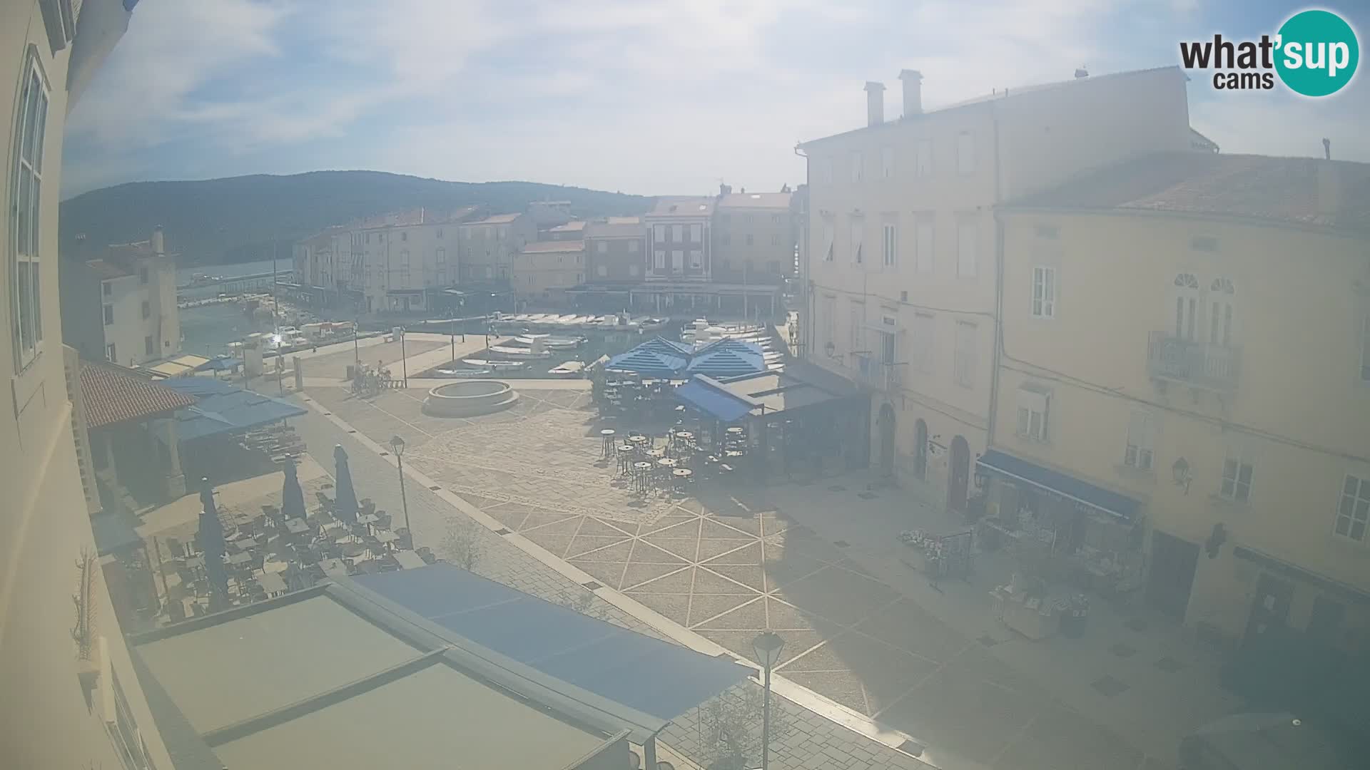 Web kamera Grad Cres – glavni trg i “mandrač” – otok Cres